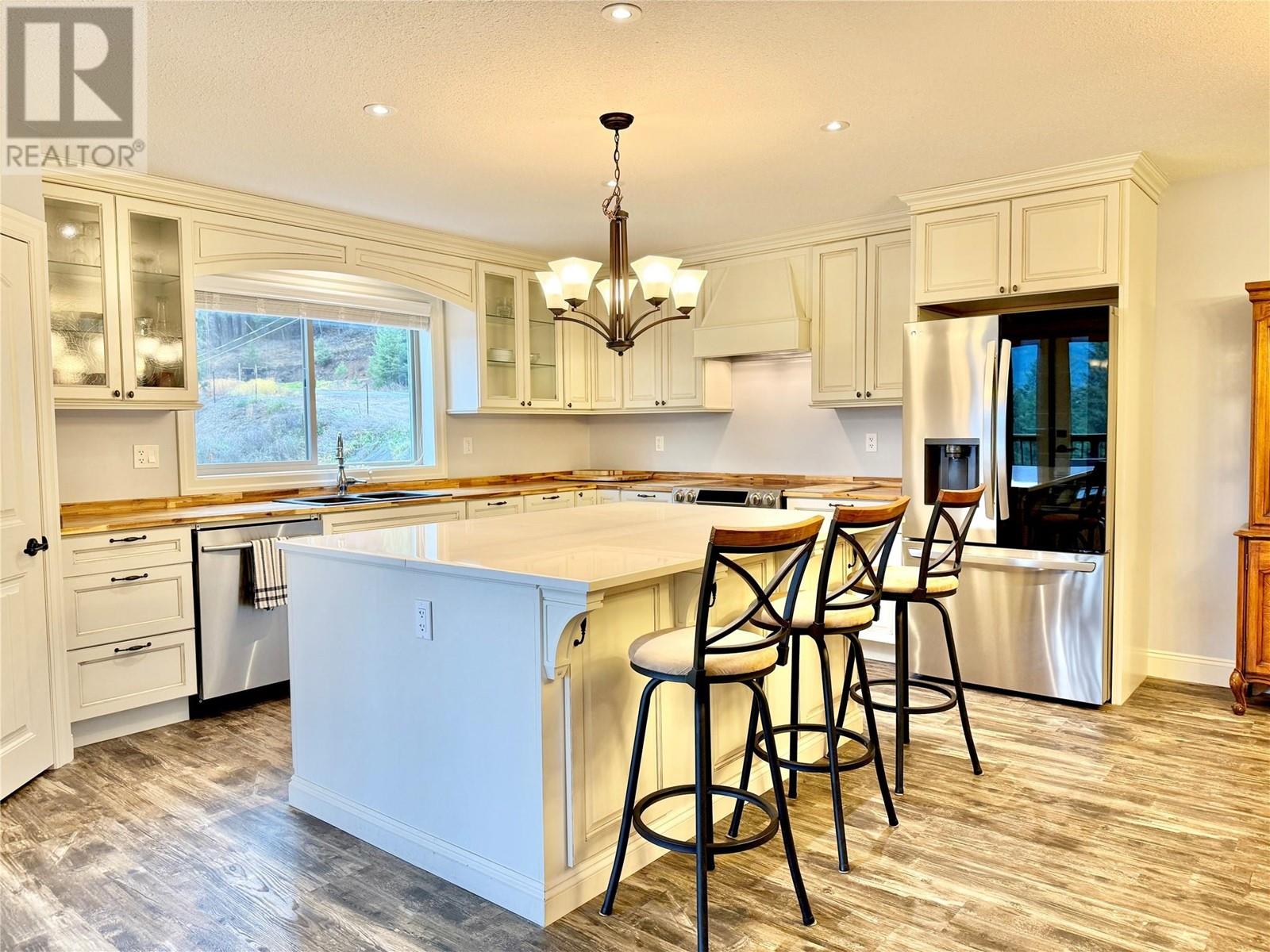 565 Clearwater Valley Road, Clearwater, British Columbia  V0E 1N1 - Photo 4 - 10328619