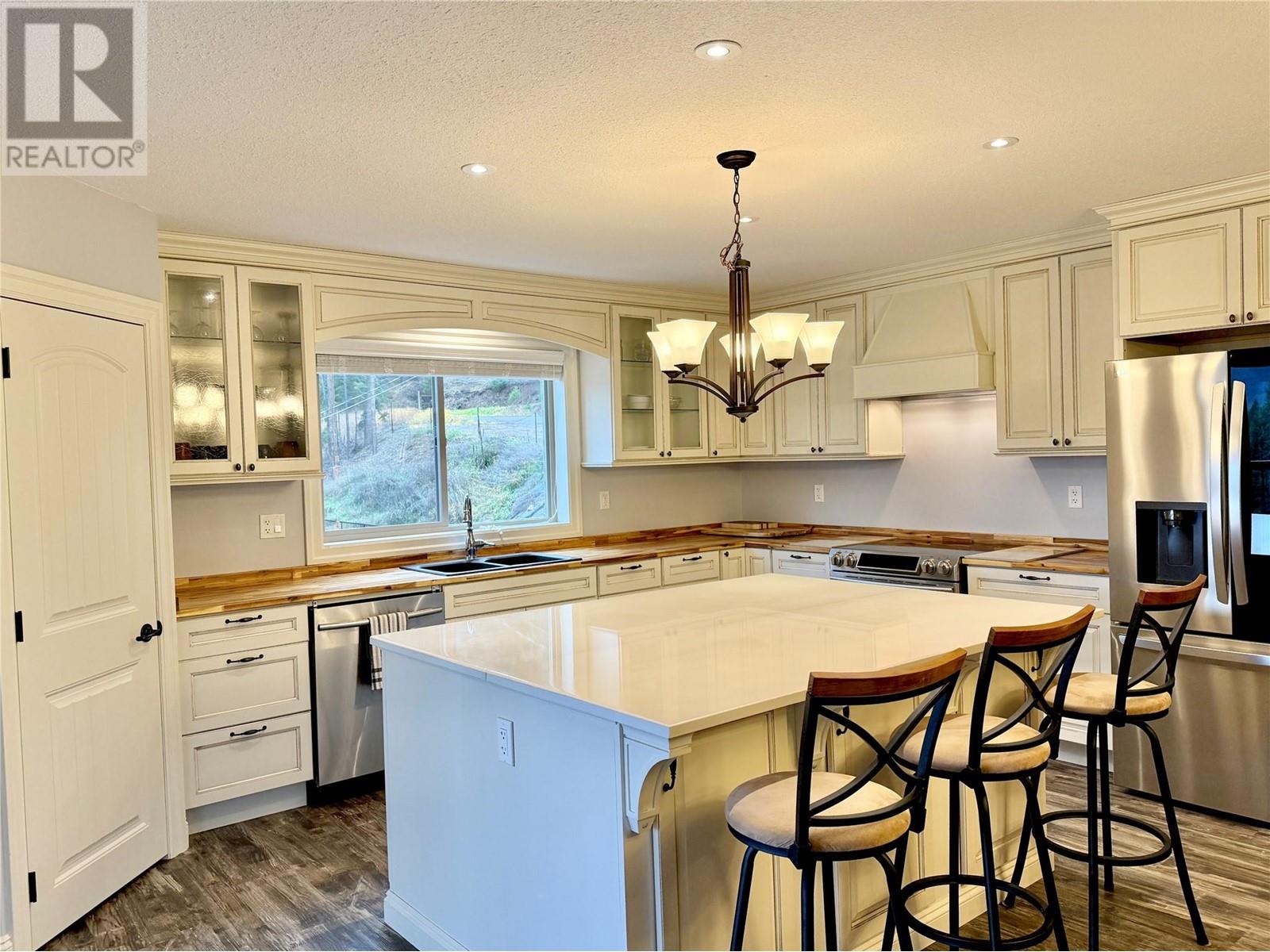 565 Clearwater Valley Road, Clearwater, British Columbia  V0E 1N1 - Photo 5 - 10328619