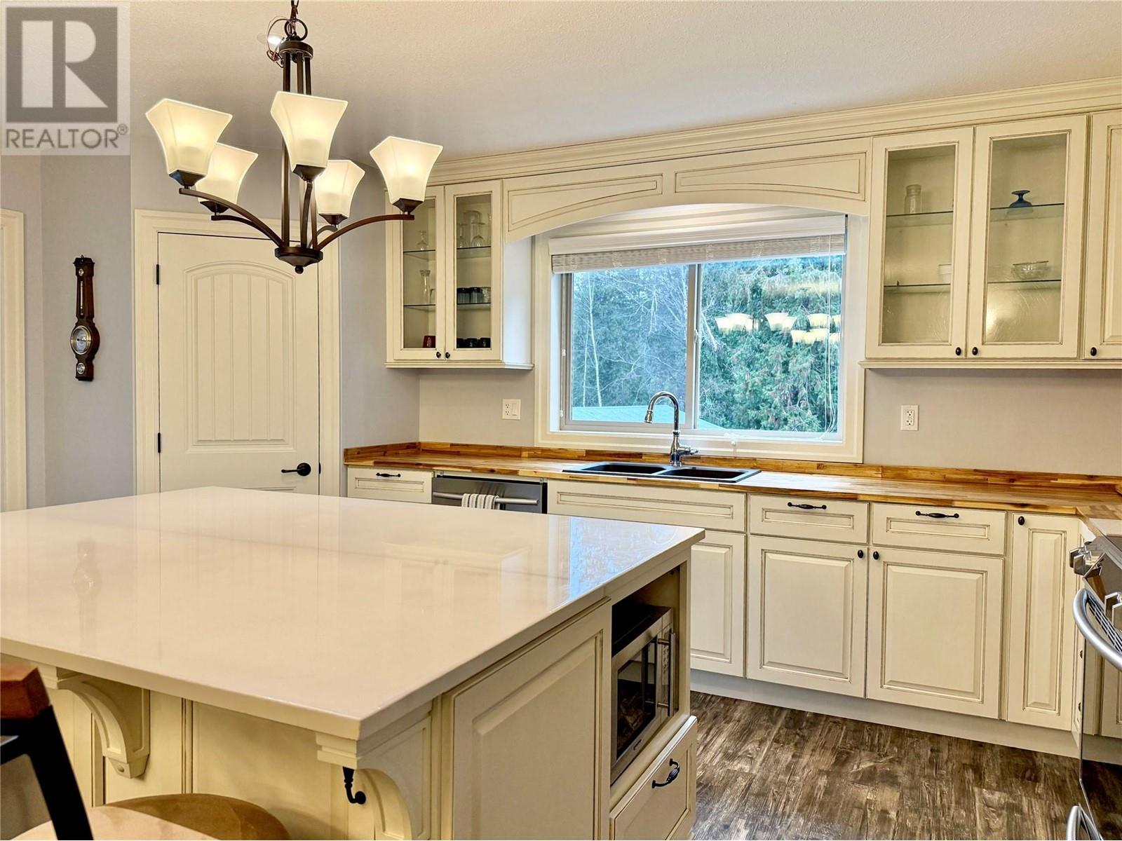 565 Clearwater Valley Road, Clearwater, British Columbia  V0E 1N1 - Photo 6 - 10328619