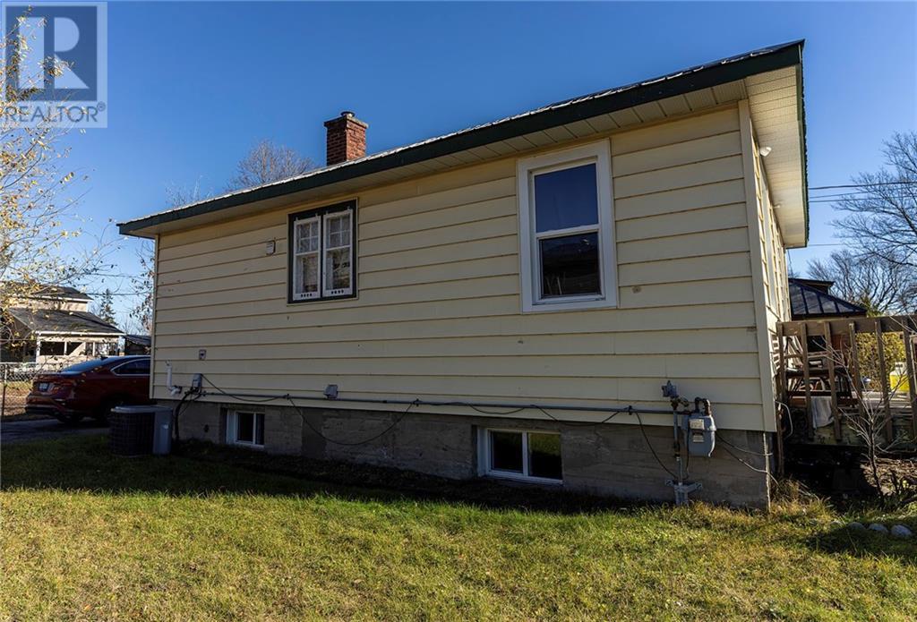 671 Gordon Street, Pembroke, Ontario  K8A 6J7 - Photo 2 - 1417739