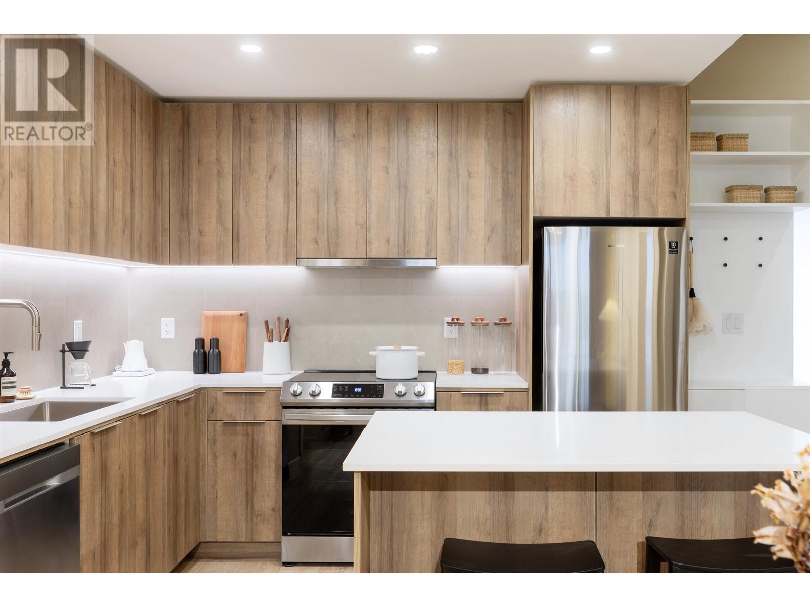 205 3594 Malsum Drive, North Vancouver, British Columbia  V0V 0V0 - Photo 1 - R2944665