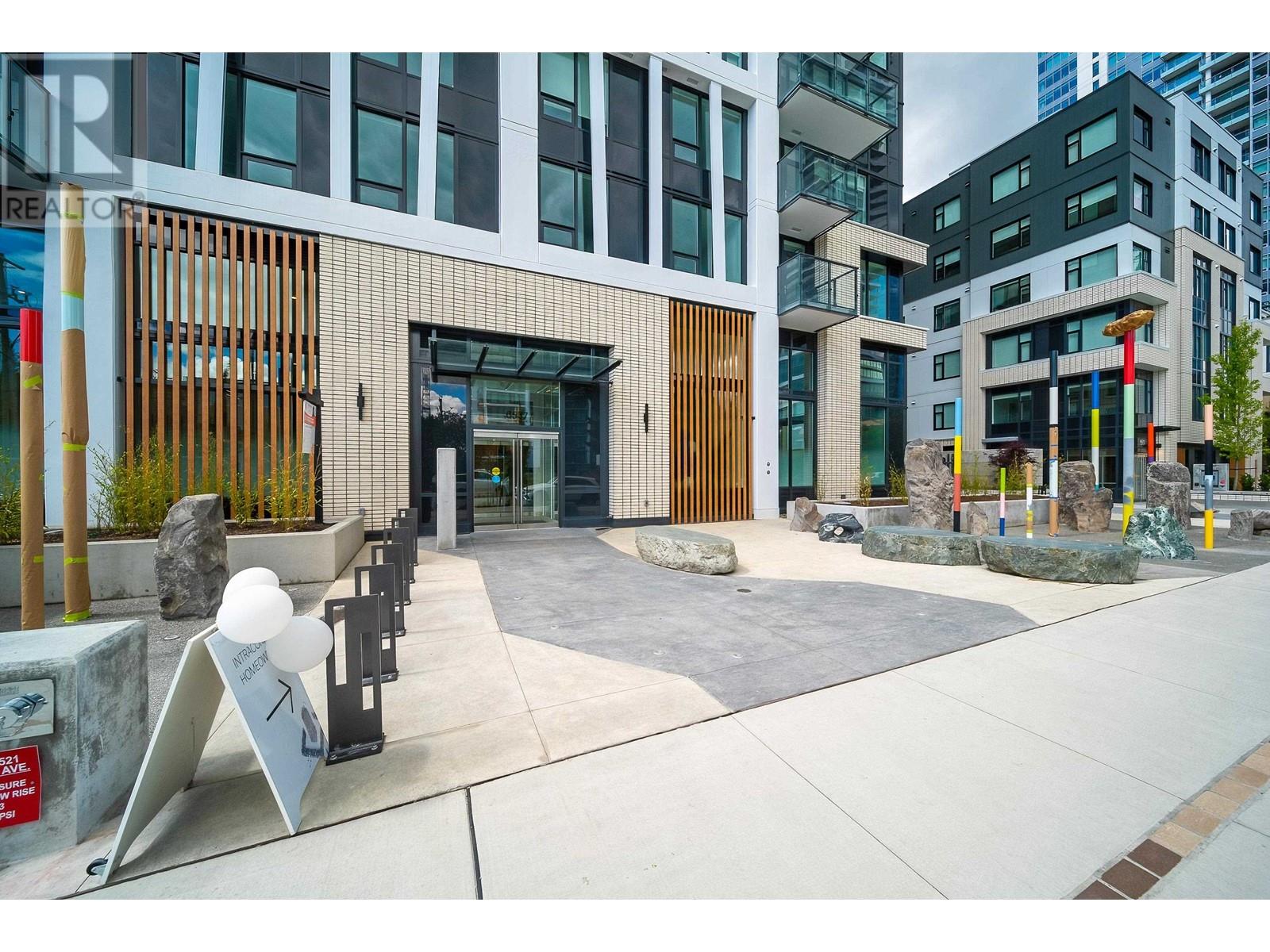 Listing Picture 2 of 39 : 207 6537 TELFORD AVENUE, Burnaby / 本拿比 - 魯藝地產 Yvonne Lu Group - MLS Medallion Club Member