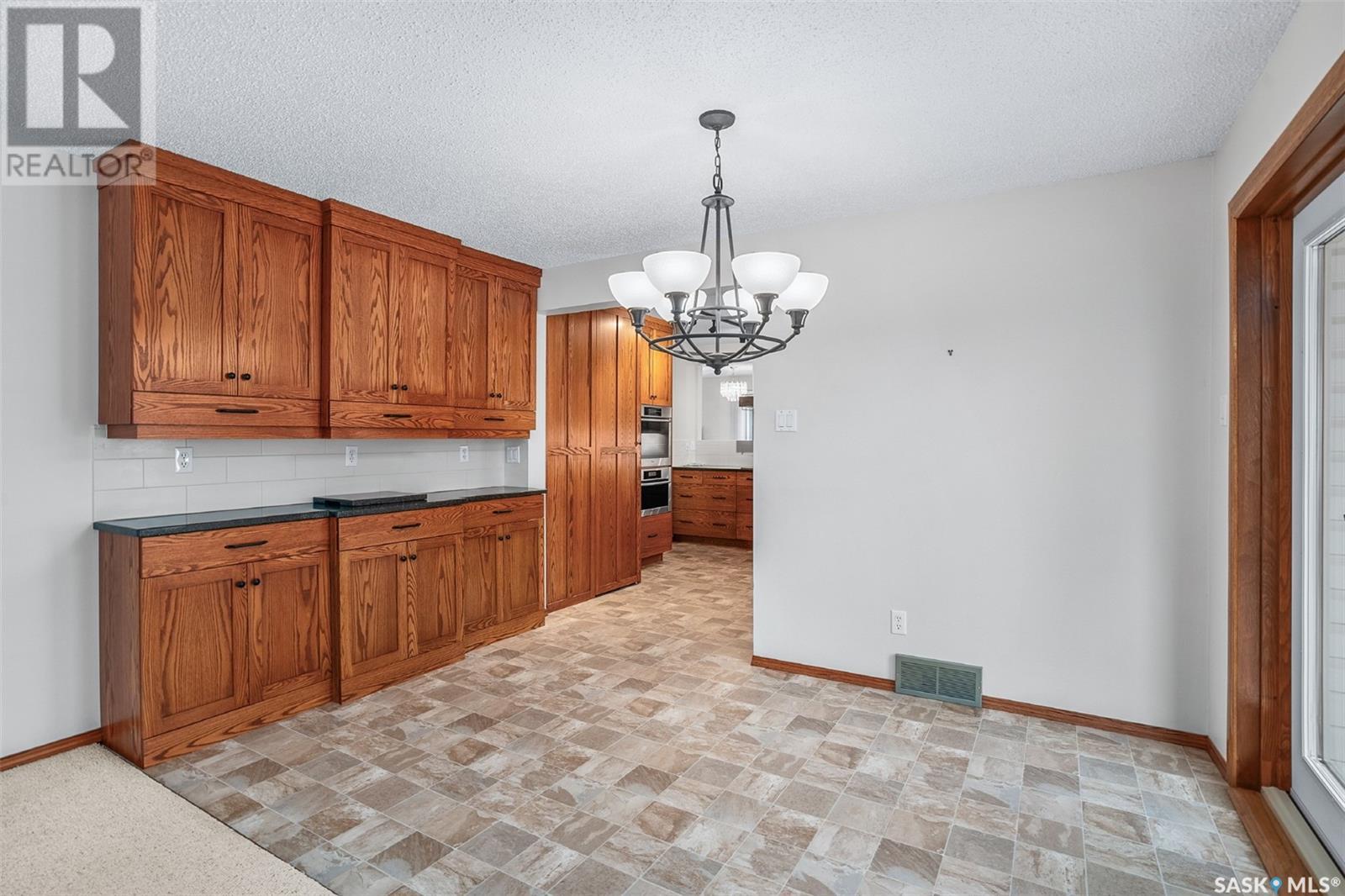 207 Costigan Bay, Saskatoon, Saskatchewan  S7J 3P4 - Photo 6 - SK988380