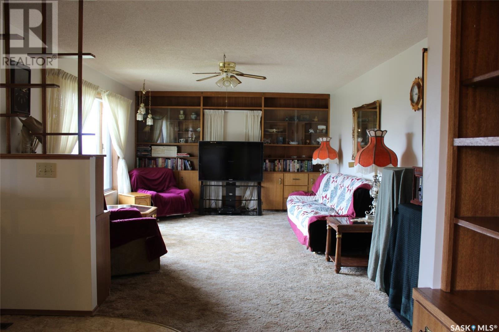 223 2nd Street W, Climax, Saskatchewan  S0N 0N0 - Photo 2 - SK977170