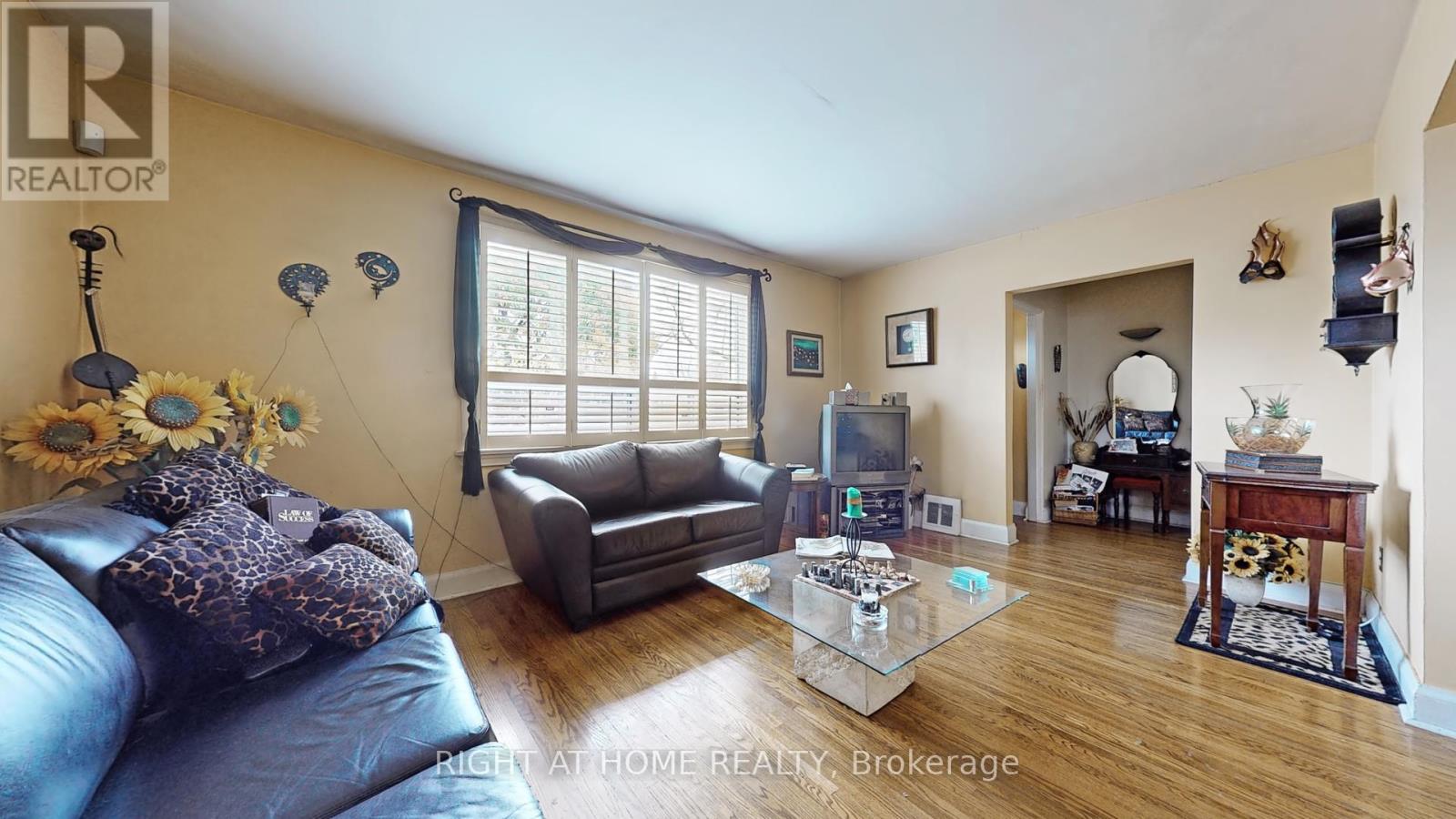 17 Bisset Avenue, Toronto, Ontario  M8W 2S9 - Photo 7 - W10426012