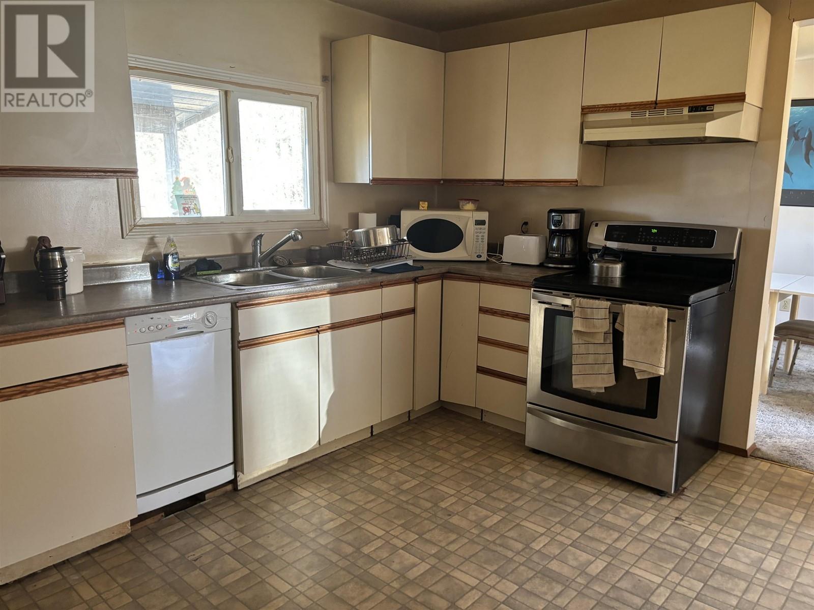 Property at 406 RICHARD STREET image 3