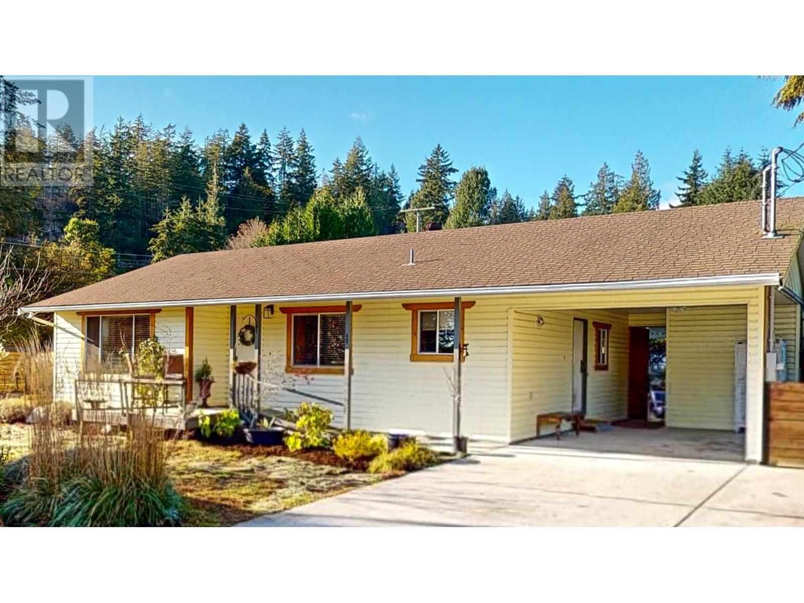 5762 Surf Circle, Sechelt, British Columbia  V0N 3A0 - Photo 1 - R2945395