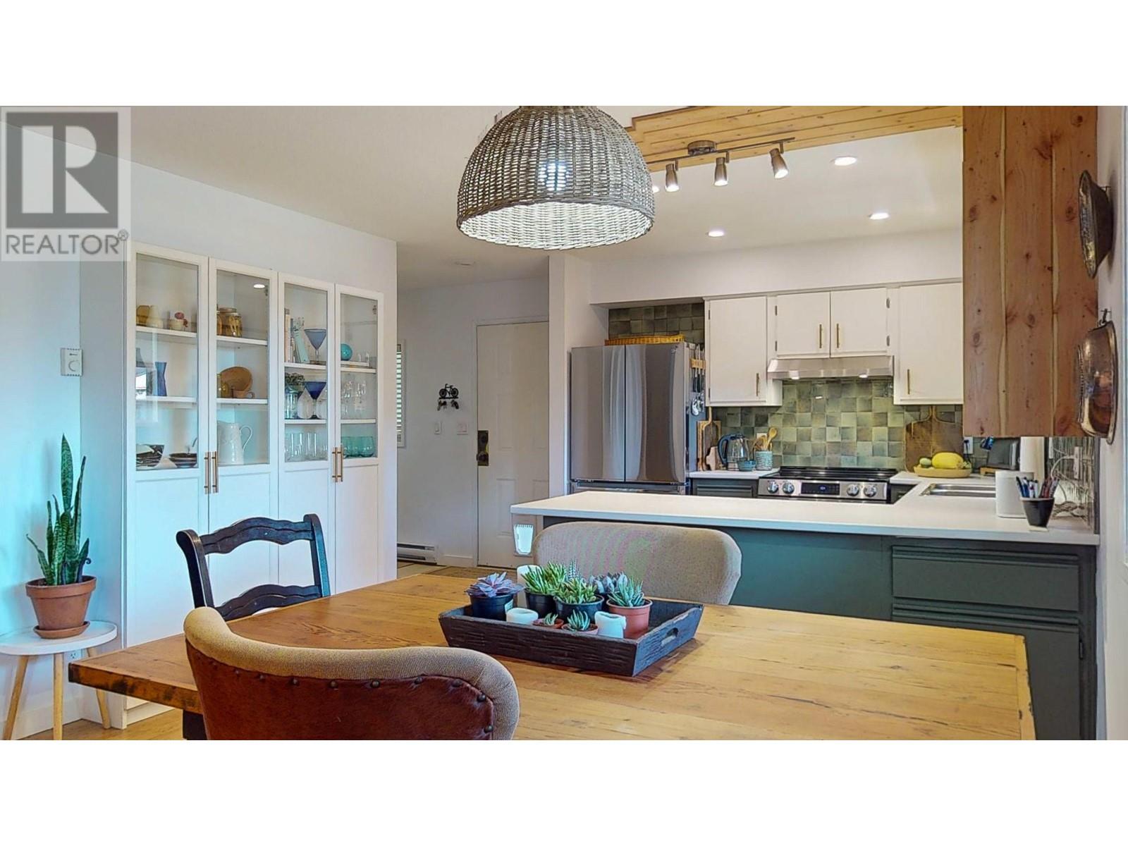 5762 Surf Circle, Sechelt, British Columbia  V0N 3A0 - Photo 11 - R2945395