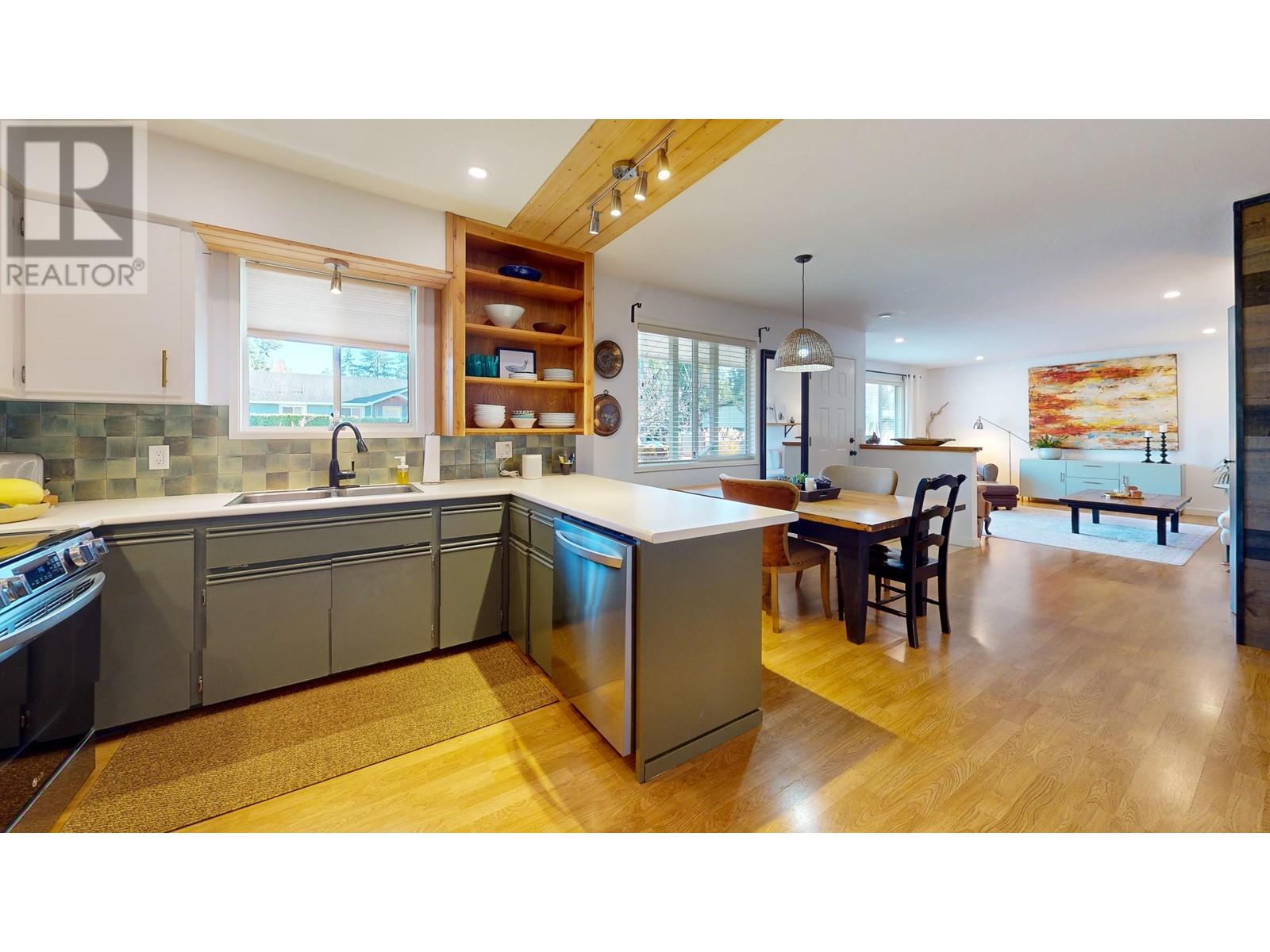 5762 Surf Circle, Sechelt, British Columbia  V0N 3A0 - Photo 12 - R2945395