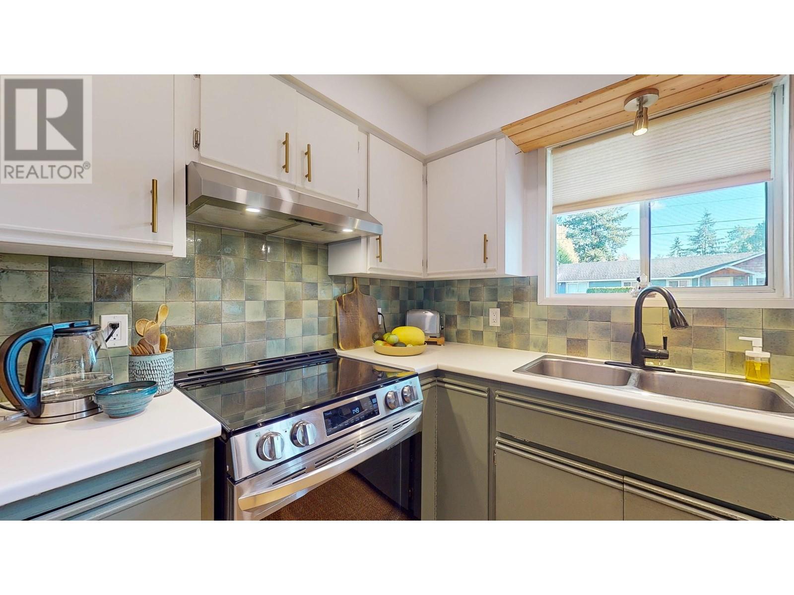 5762 Surf Circle, Sechelt, British Columbia  V0N 3A0 - Photo 15 - R2945395