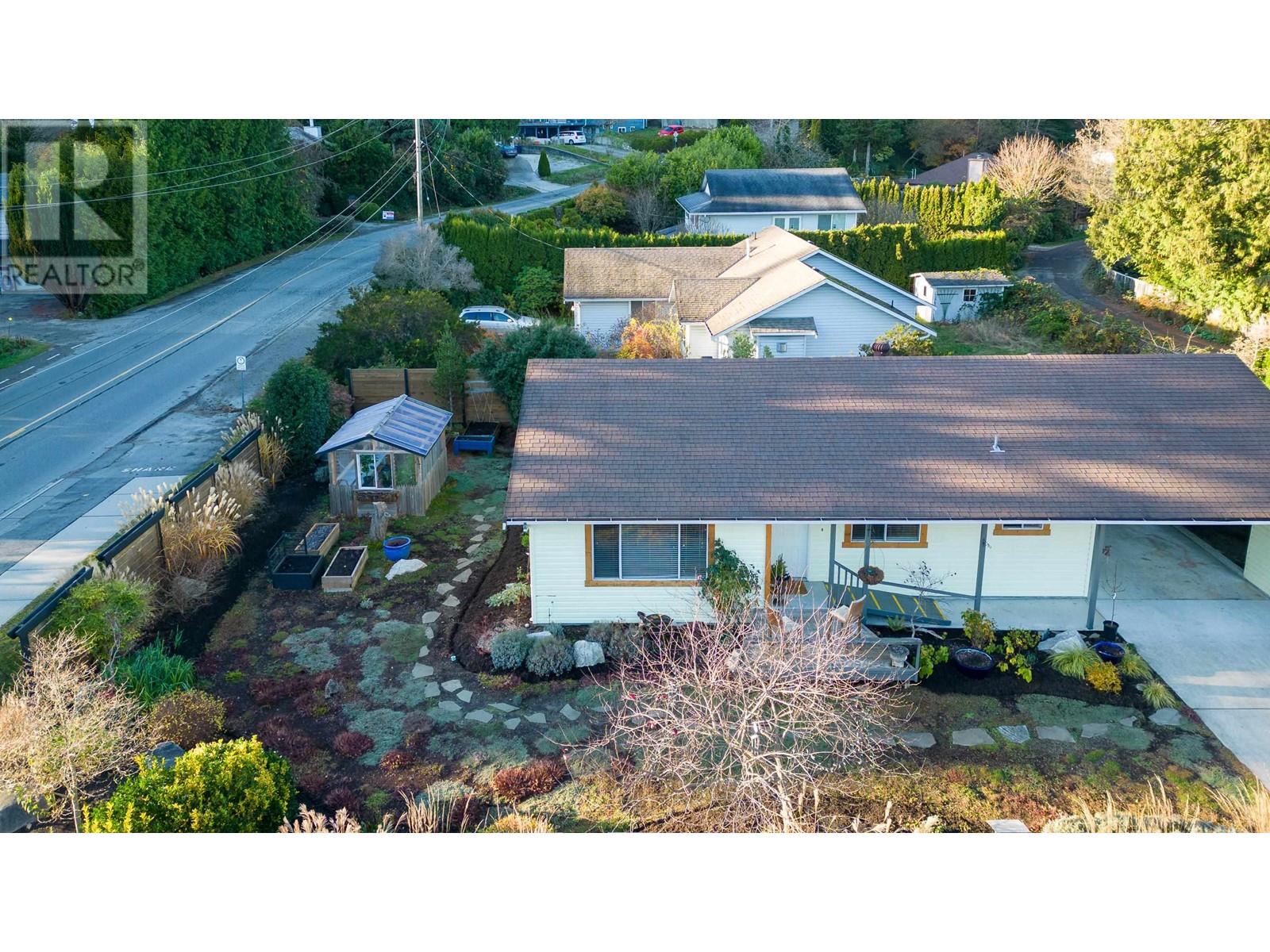 5762 Surf Circle, Sechelt, British Columbia  V0N 3A0 - Photo 3 - R2945395