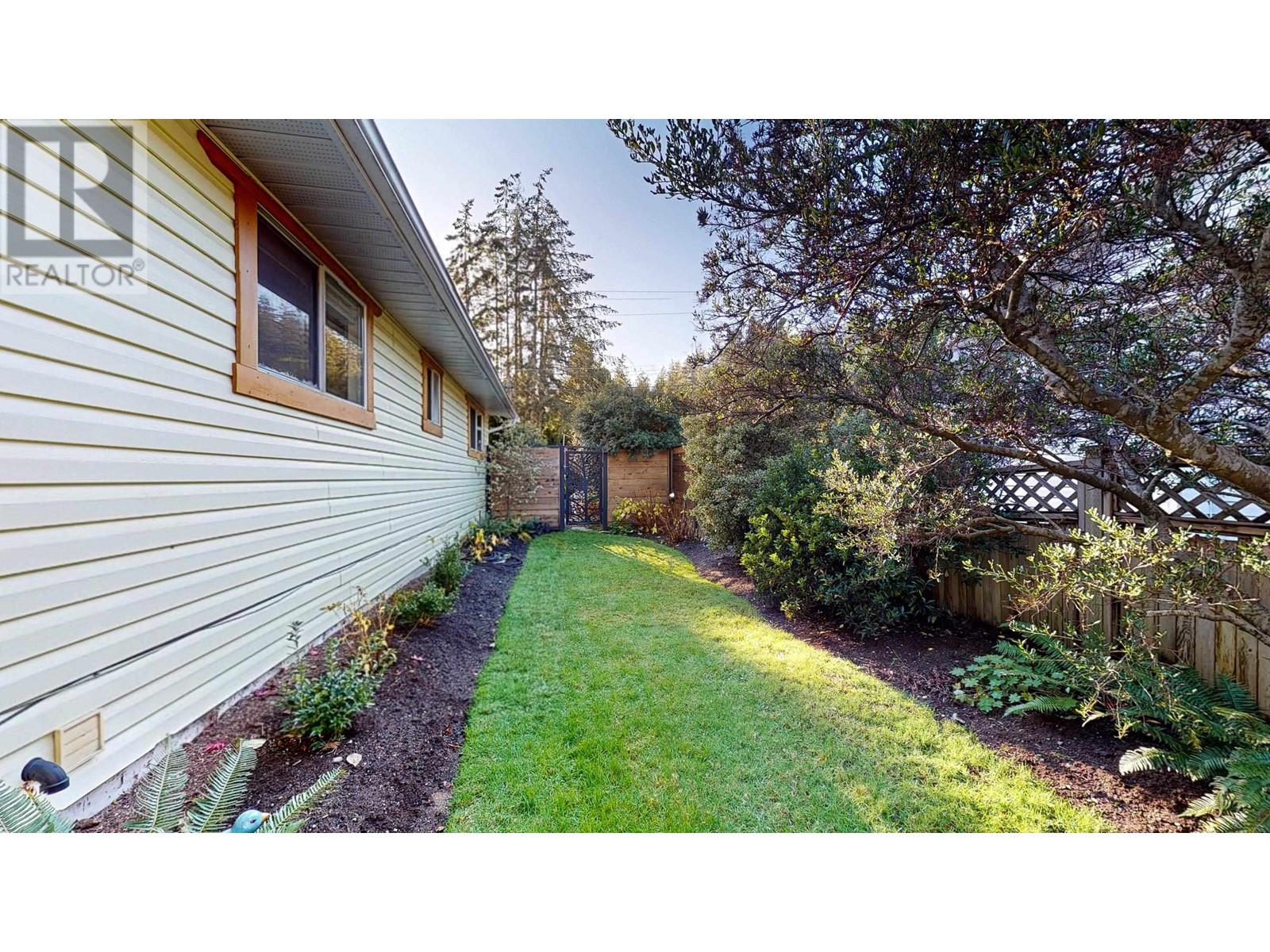 5762 Surf Circle, Sechelt, British Columbia  V0N 3A0 - Photo 32 - R2945395