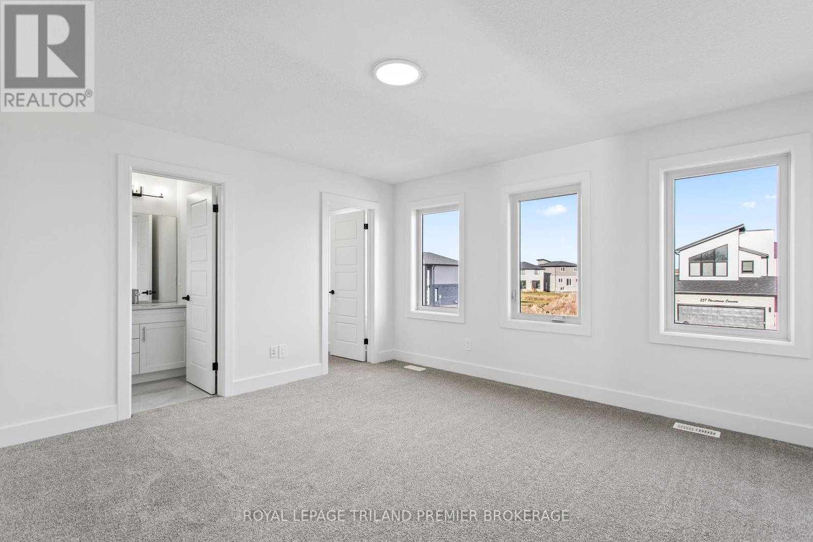 Photo 16 of 37 for 258 Hesselman Crescent