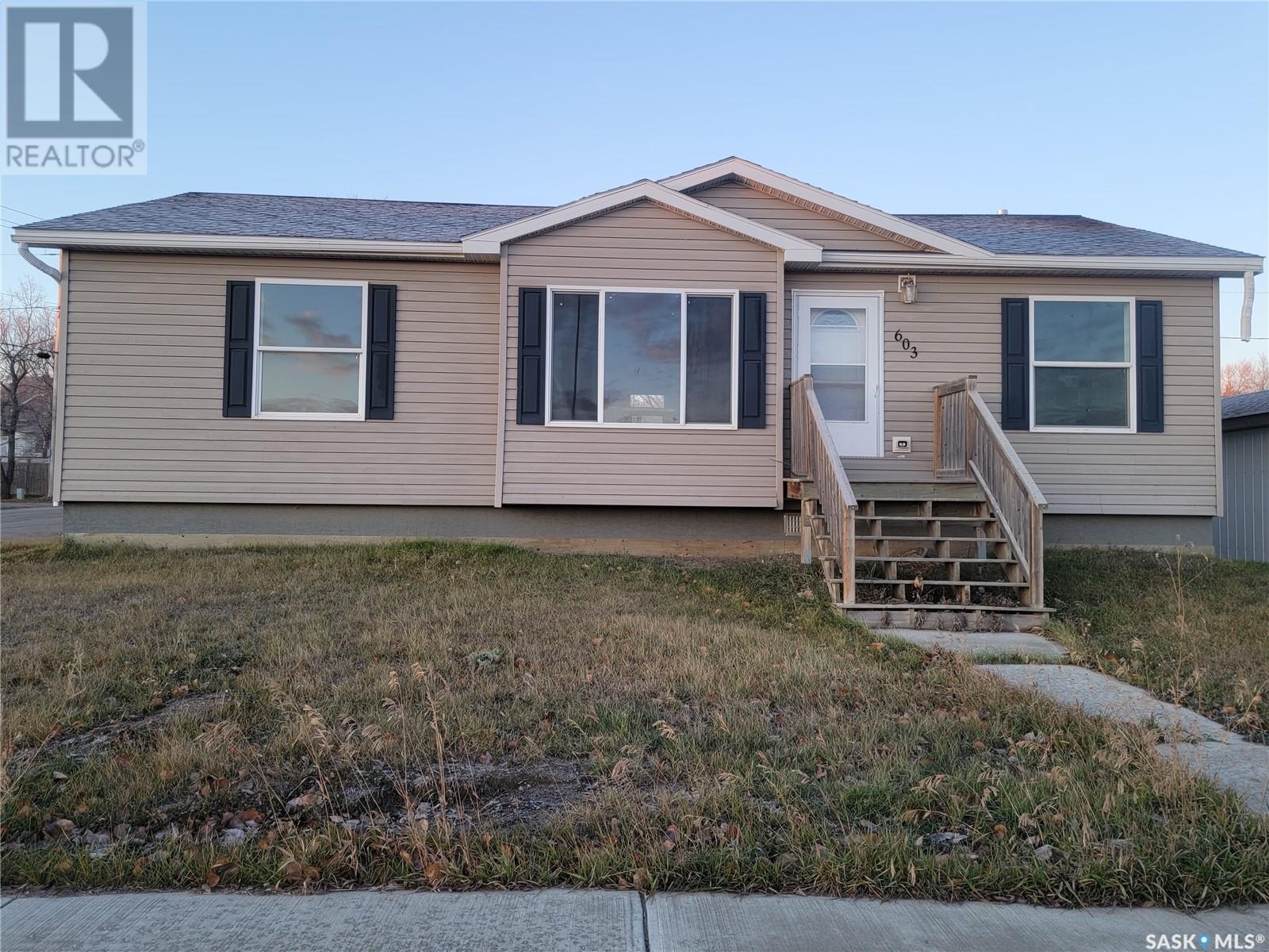 603 Pacific Avenue, Kerrobert, Saskatchewan  S0L 2A0 - Photo 2 - SK988466