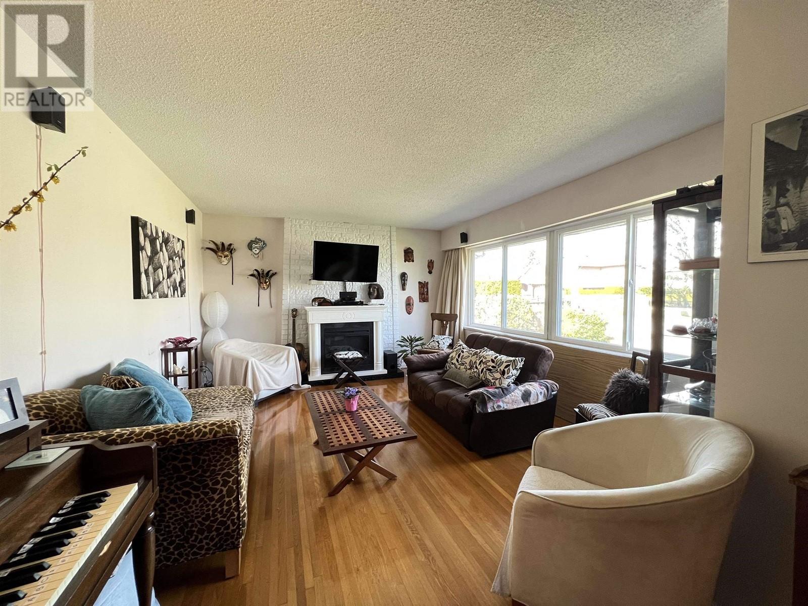 Listing Picture 9 of 13 : 8520 ROBINSON ROAD, Richmond / 烈治文 - 魯藝地產 Yvonne Lu Group - MLS Medallion Club Member