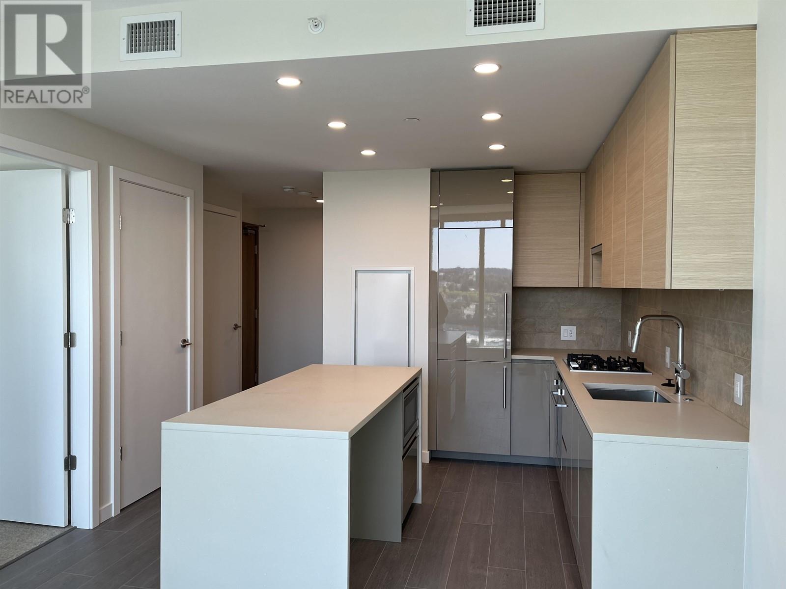 Listing Picture 8 of 18 : 2001 4168 LOUGHEED HIGHWAY, Burnaby / 本拿比 - 魯藝地產 Yvonne Lu Group - MLS Medallion Club Member