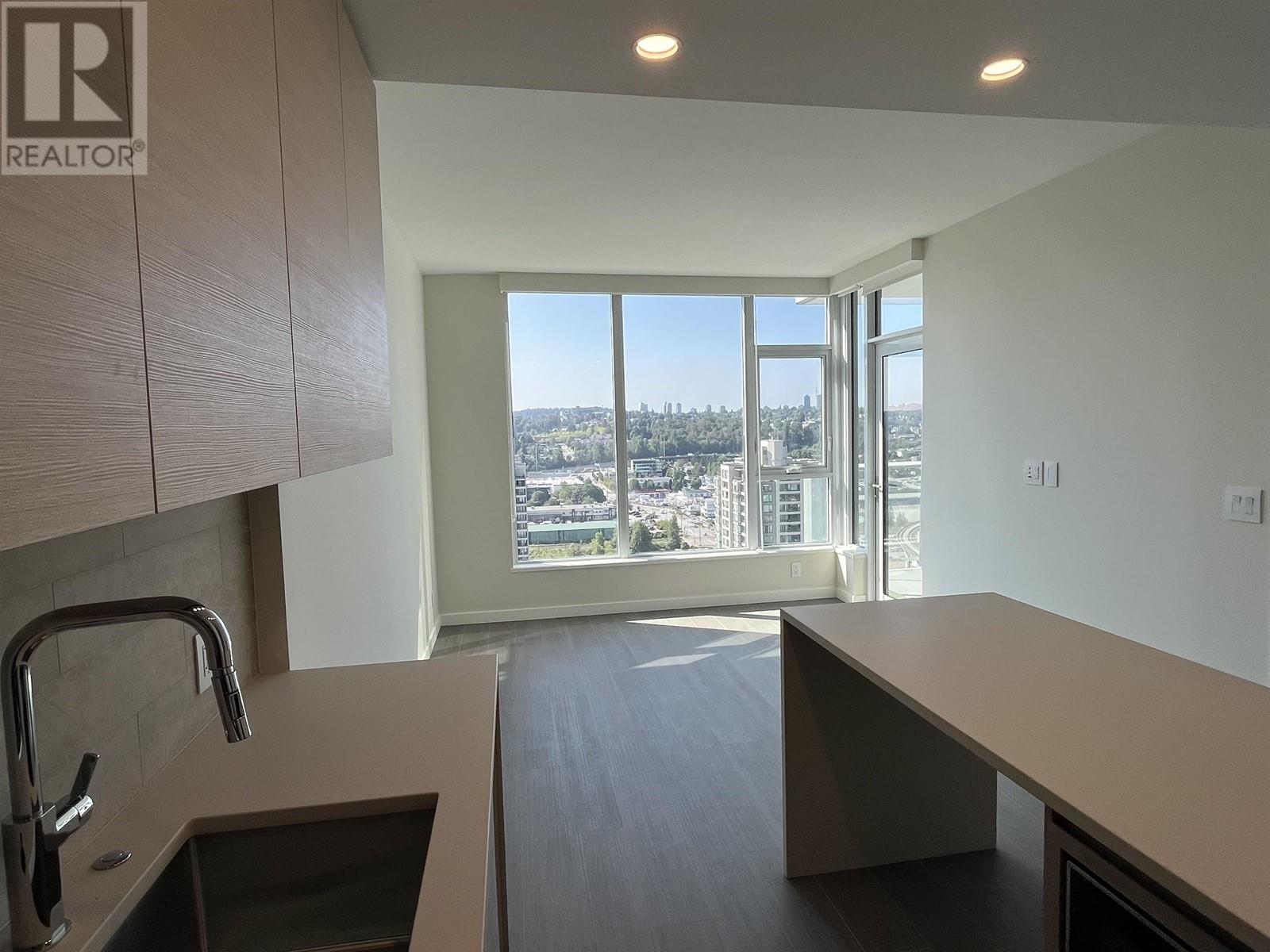 Listing Picture 5 of 18 : 2001 4168 LOUGHEED HIGHWAY, Burnaby / 本拿比 - 魯藝地產 Yvonne Lu Group - MLS Medallion Club Member