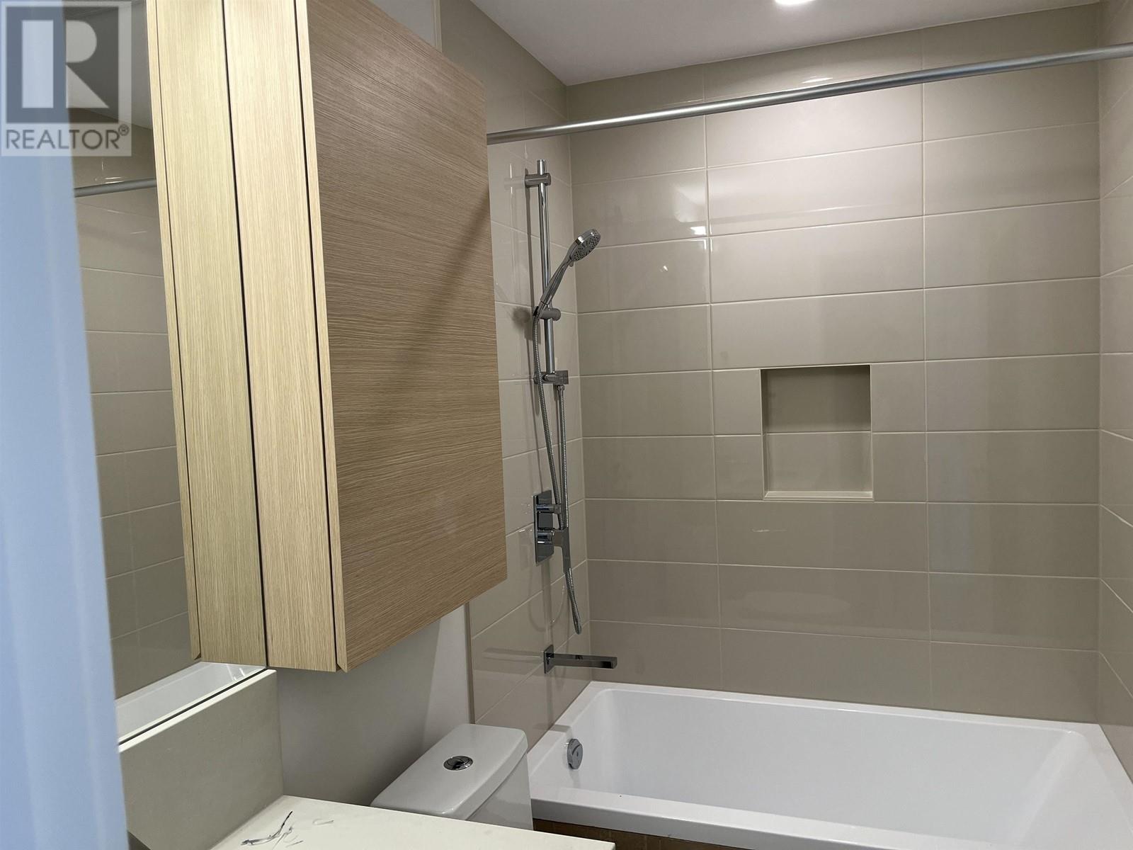 Listing Picture 17 of 18 : 2001 4168 LOUGHEED HIGHWAY, Burnaby / 本拿比 - 魯藝地產 Yvonne Lu Group - MLS Medallion Club Member