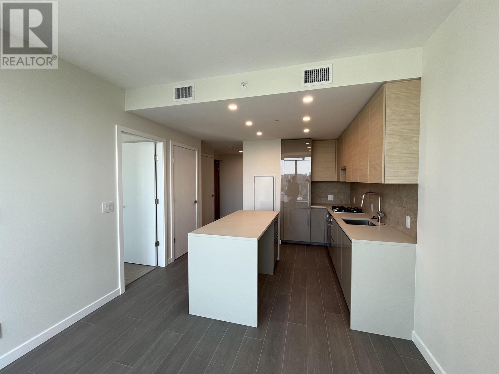 Listing Picture 7 of 18 : 2001 4168 LOUGHEED HIGHWAY, Burnaby / 本拿比 - 魯藝地產 Yvonne Lu Group - MLS Medallion Club Member