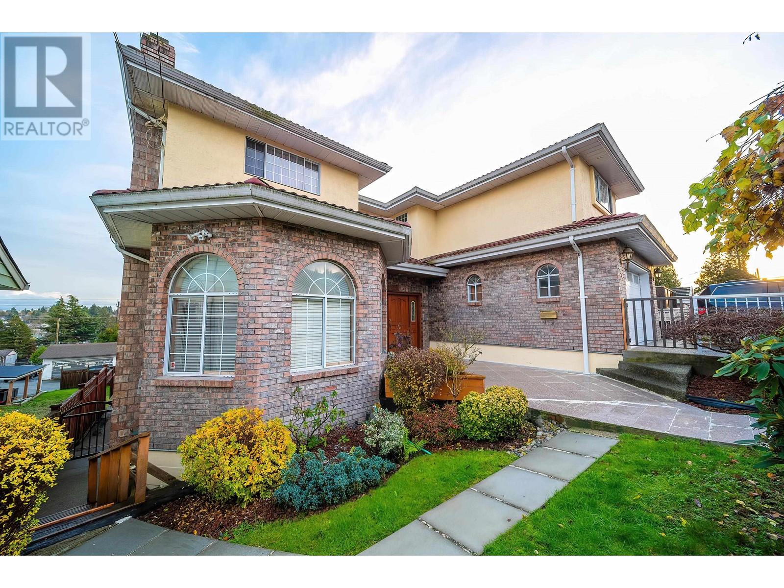 Listing Picture 3 of 27 : 8030 11TH AVENUE, Burnaby / 本拿比 - 魯藝地產 Yvonne Lu Group - MLS Medallion Club Member