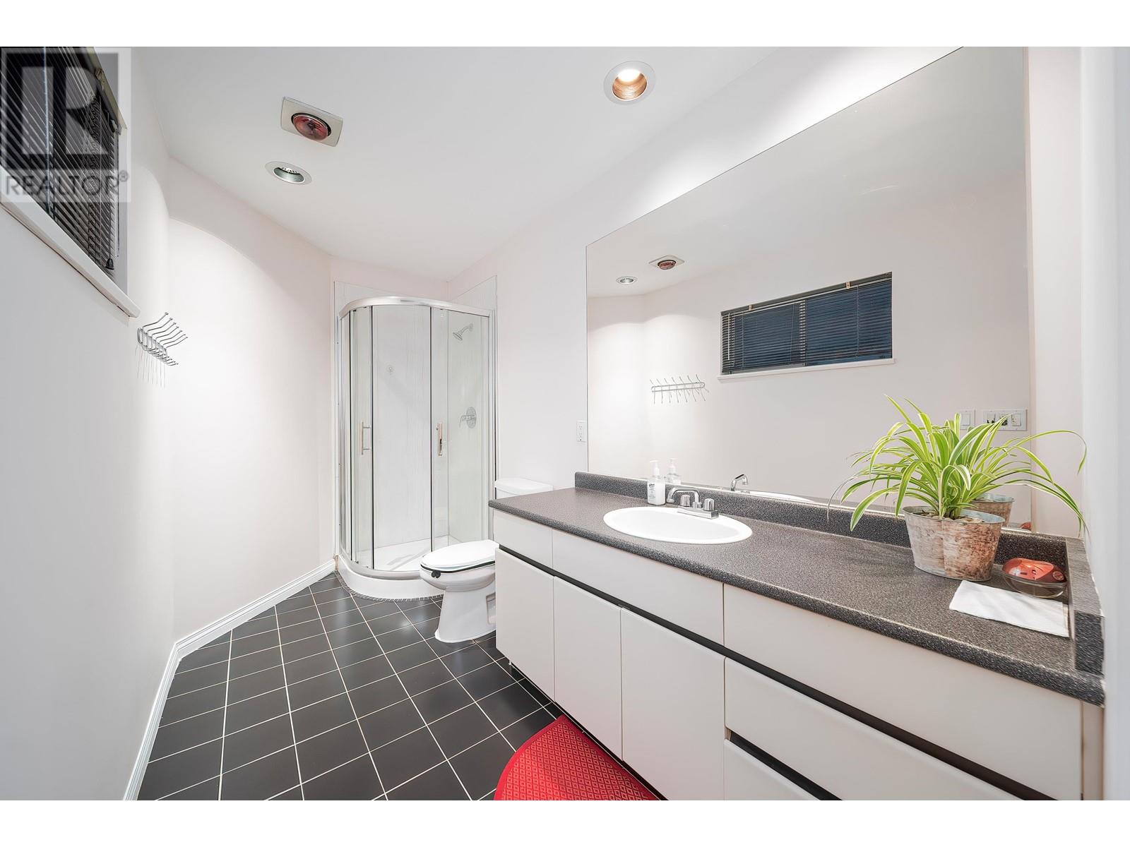 Listing Picture 16 of 27 : 8030 11TH AVENUE, Burnaby / 本拿比 - 魯藝地產 Yvonne Lu Group - MLS Medallion Club Member