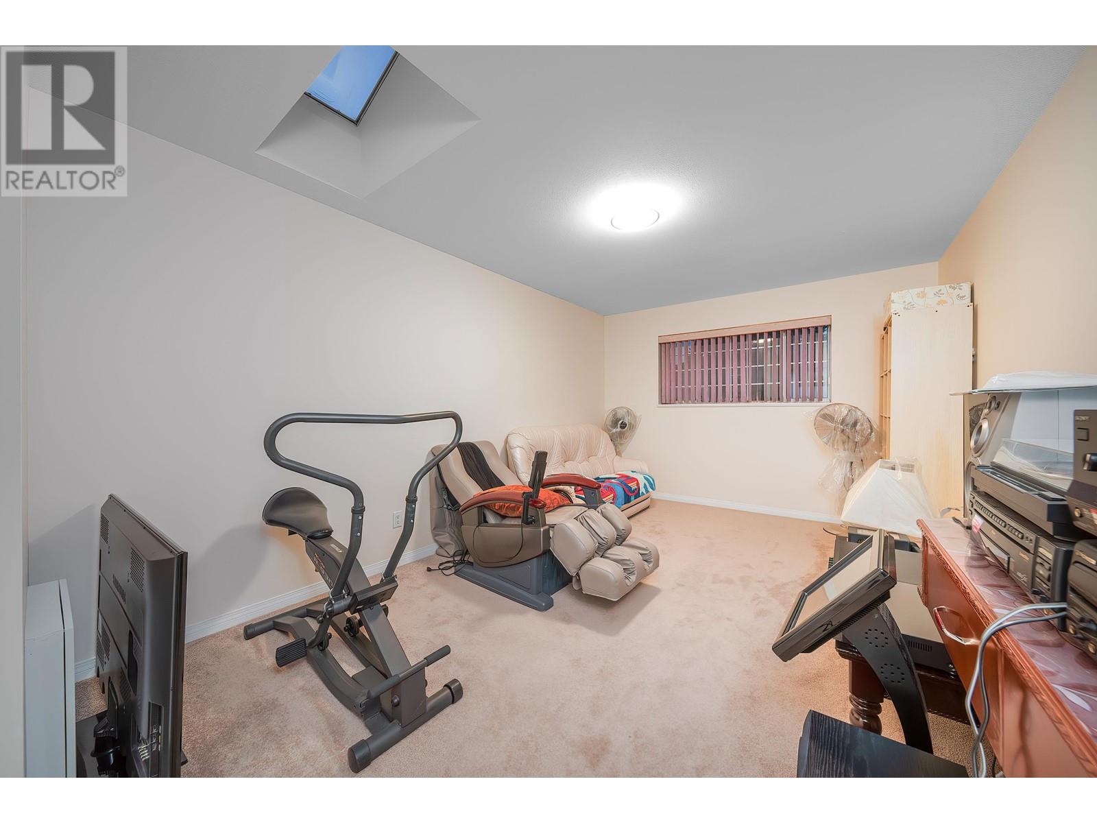 Listing Picture 18 of 27 : 8030 11TH AVENUE, Burnaby / 本拿比 - 魯藝地產 Yvonne Lu Group - MLS Medallion Club Member