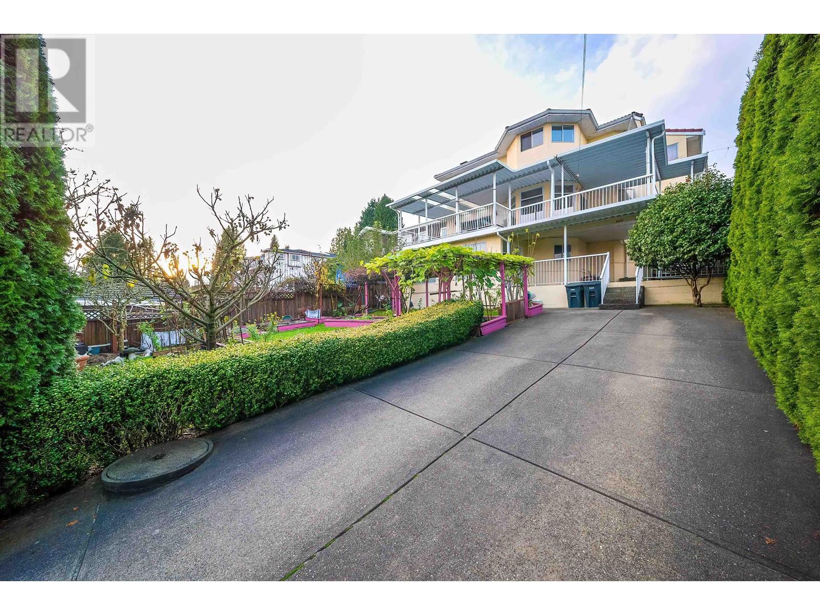 Listing Picture 26 of 27 : 8030 11TH AVENUE, Burnaby / 本拿比 - 魯藝地產 Yvonne Lu Group - MLS Medallion Club Member