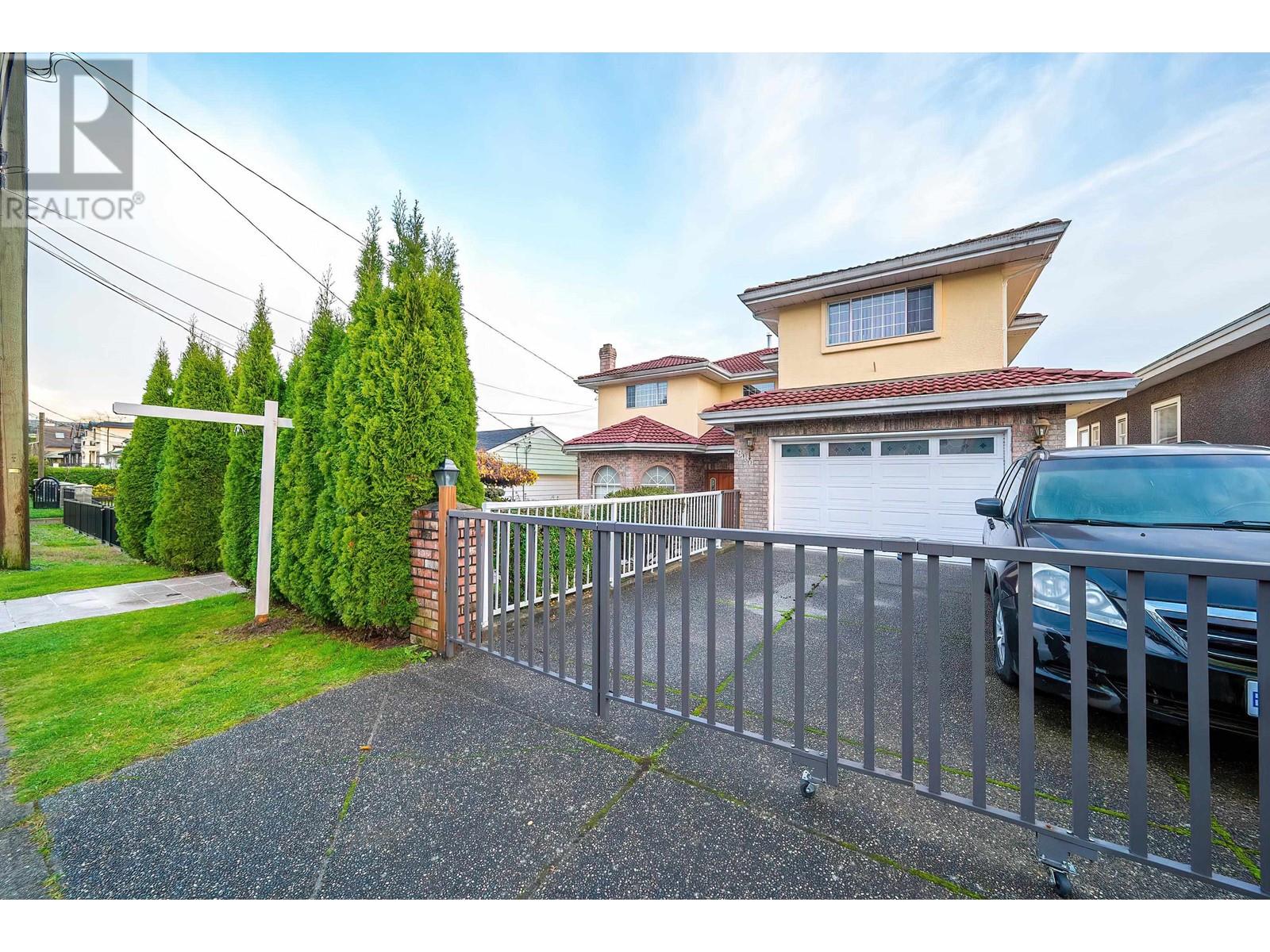 Listing Picture 2 of 27 : 8030 11TH AVENUE, Burnaby / 本拿比 - 魯藝地產 Yvonne Lu Group - MLS Medallion Club Member