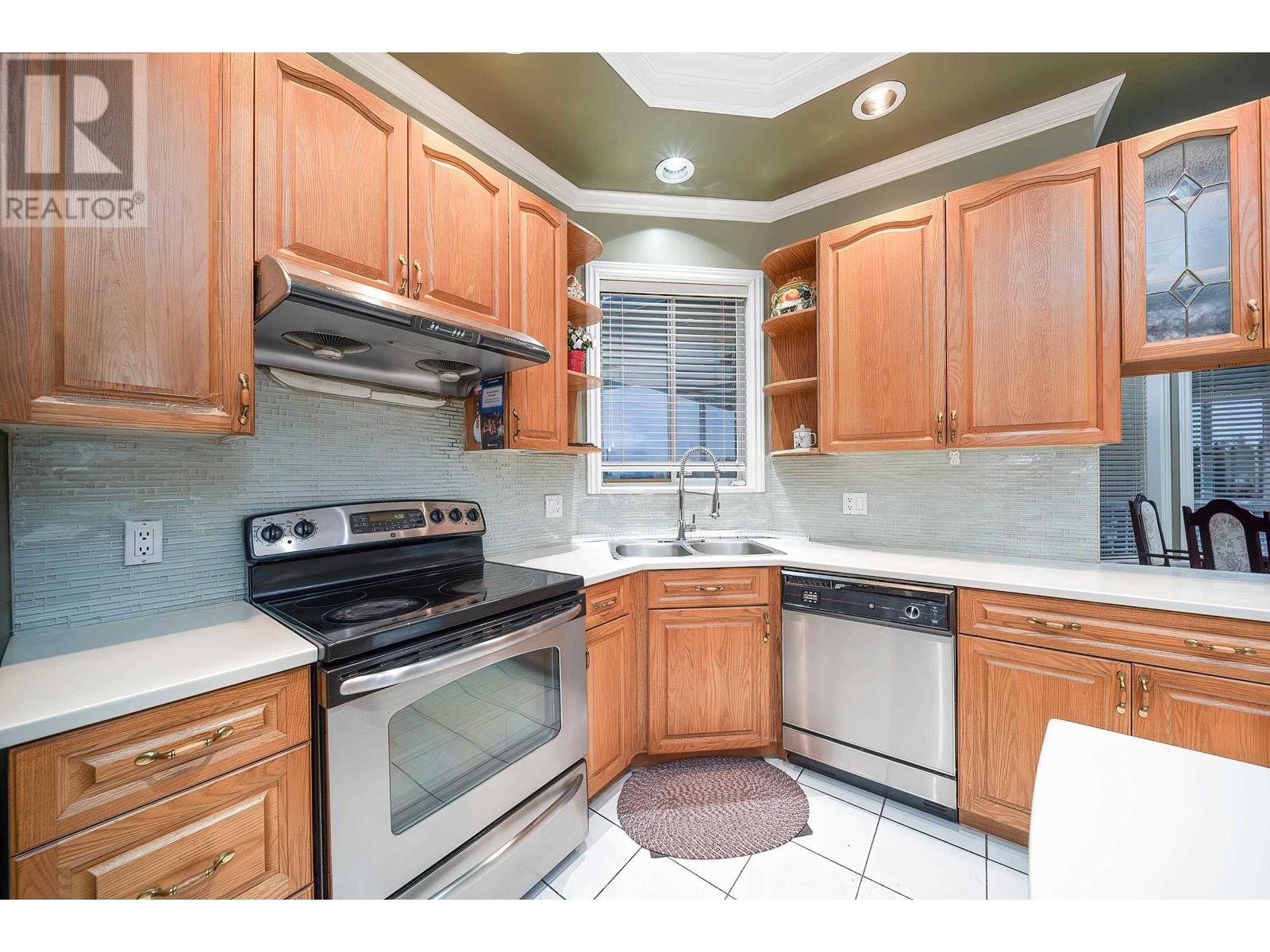 Listing Picture 9 of 27 : 8030 11TH AVENUE, Burnaby / 本拿比 - 魯藝地產 Yvonne Lu Group - MLS Medallion Club Member