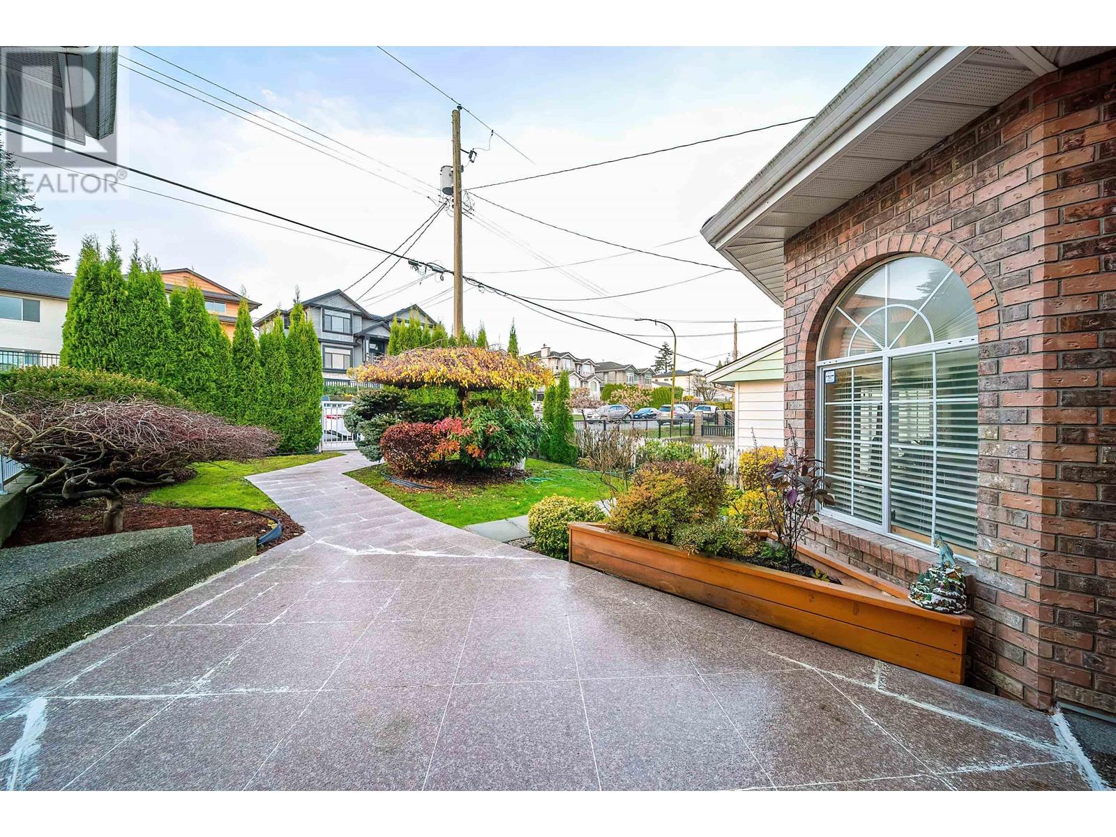 Listing Picture 4 of 27 : 8030 11TH AVENUE, Burnaby / 本拿比 - 魯藝地產 Yvonne Lu Group - MLS Medallion Club Member