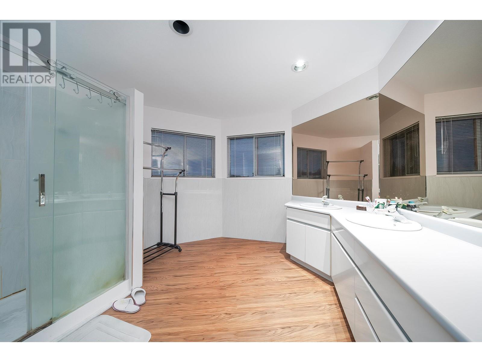 Listing Picture 14 of 27 : 8030 11TH AVENUE, Burnaby / 本拿比 - 魯藝地產 Yvonne Lu Group - MLS Medallion Club Member