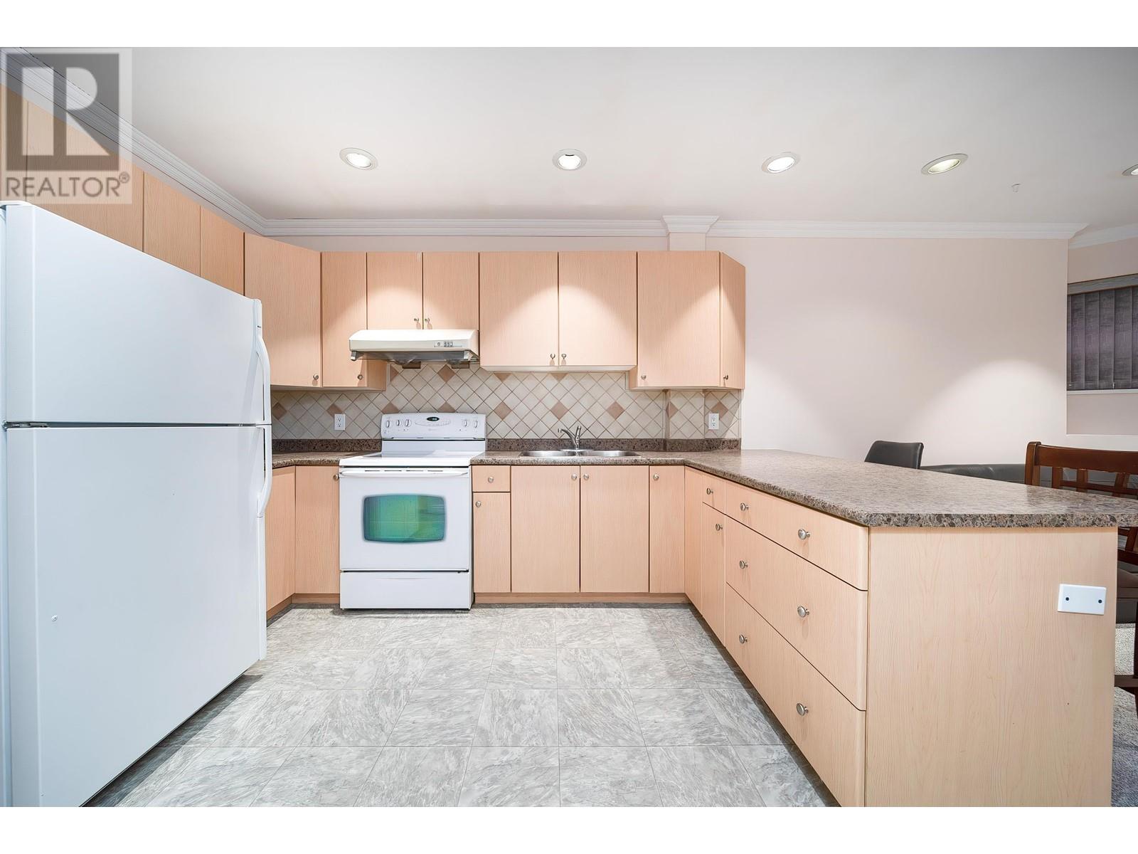 Listing Picture 21 of 27 : 8030 11TH AVENUE, Burnaby / 本拿比 - 魯藝地產 Yvonne Lu Group - MLS Medallion Club Member