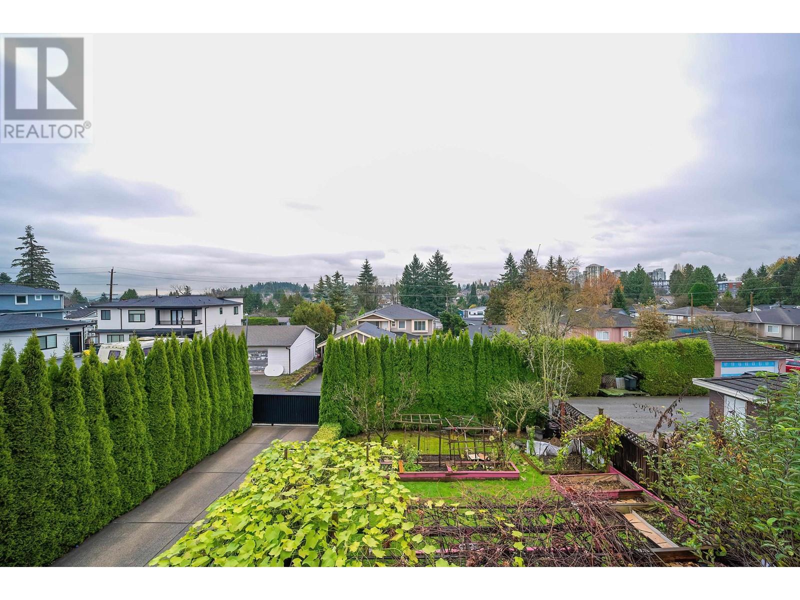 Listing Picture 25 of 27 : 8030 11TH AVENUE, Burnaby / 本拿比 - 魯藝地產 Yvonne Lu Group - MLS Medallion Club Member