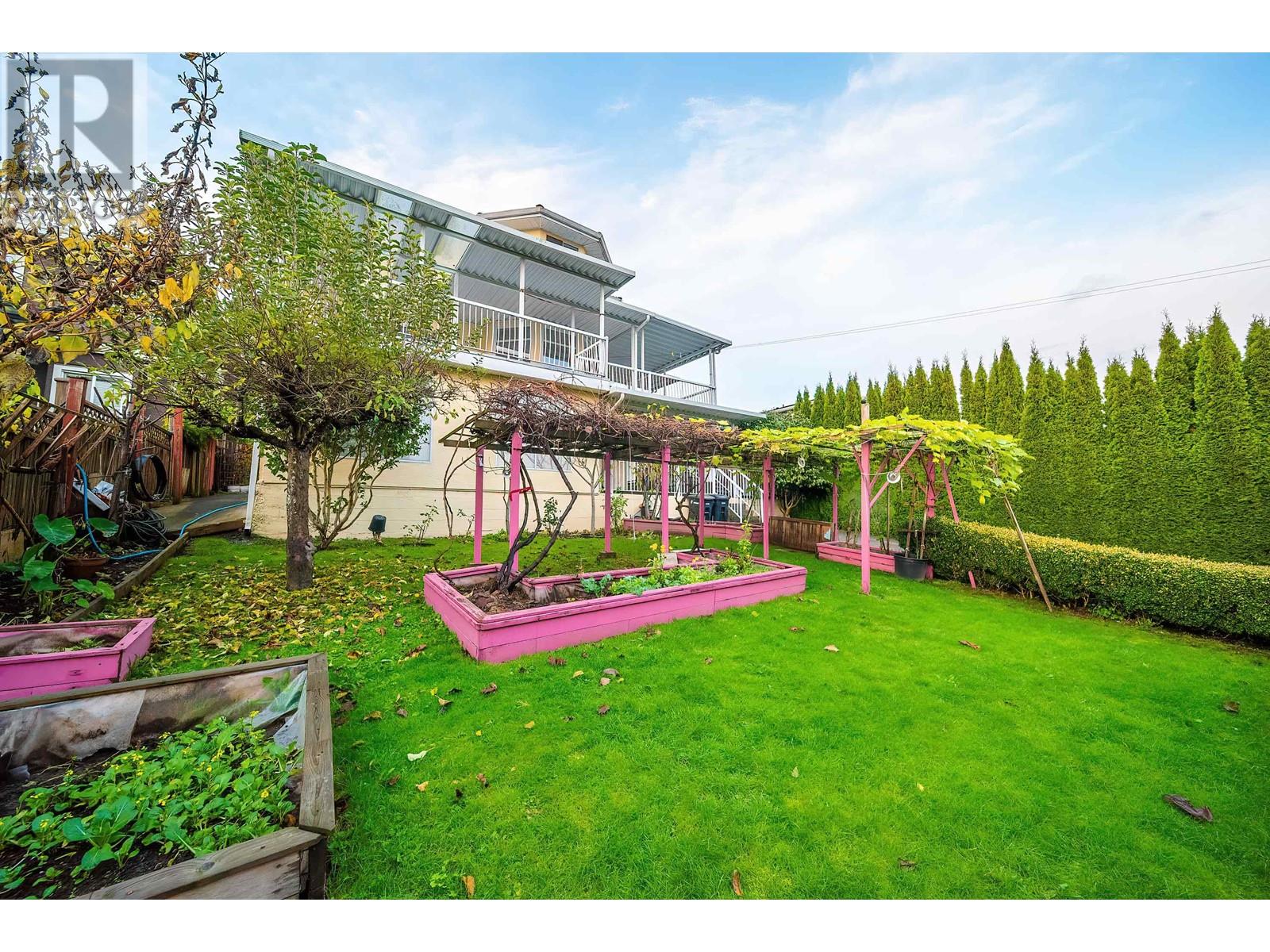 Listing Picture 24 of 27 : 8030 11TH AVENUE, Burnaby / 本拿比 - 魯藝地產 Yvonne Lu Group - MLS Medallion Club Member