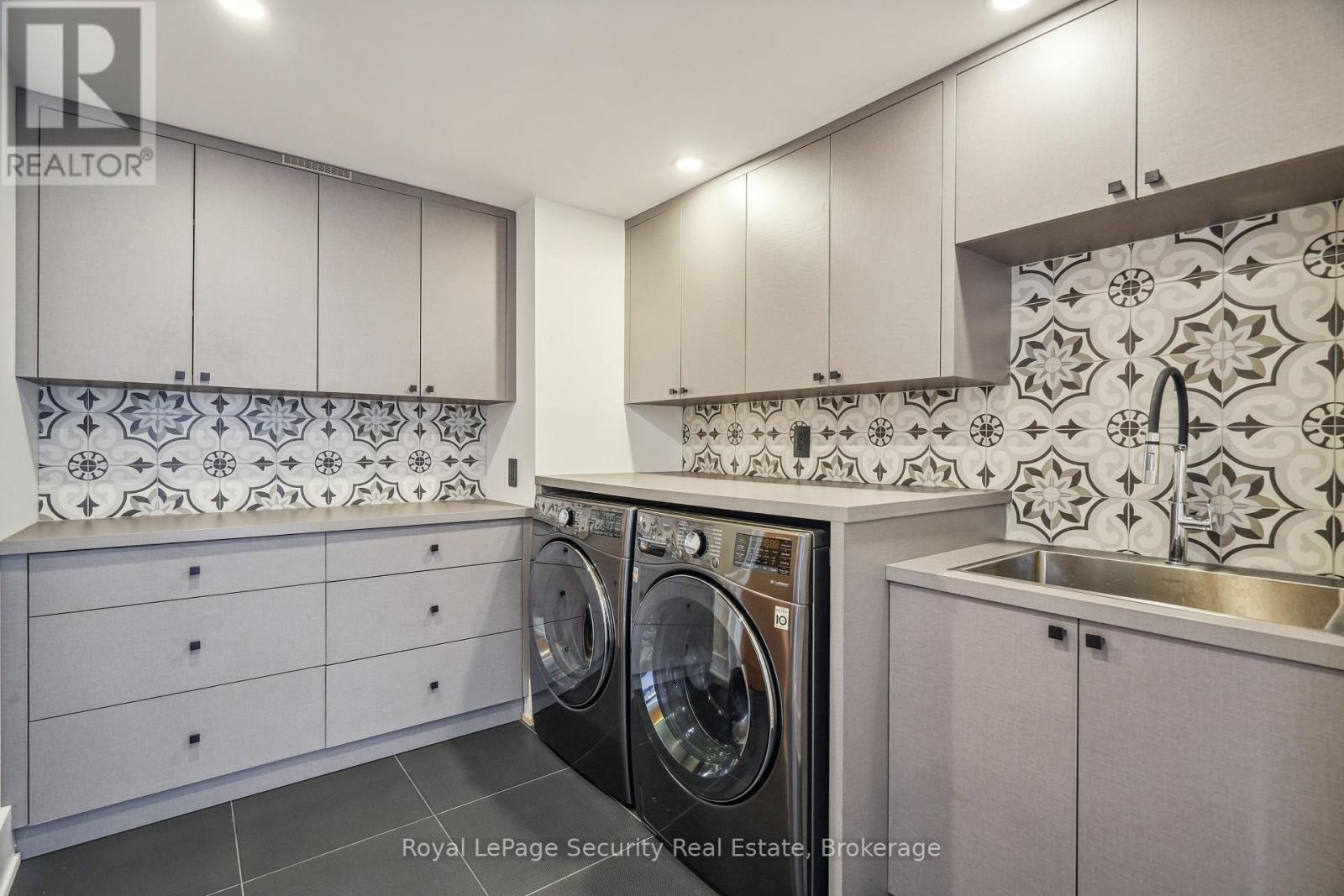 24 Carousel Court, Toronto (Yorkdale-Glen Park), Ontario  M6B 3M1 - Photo 29 - W10432534