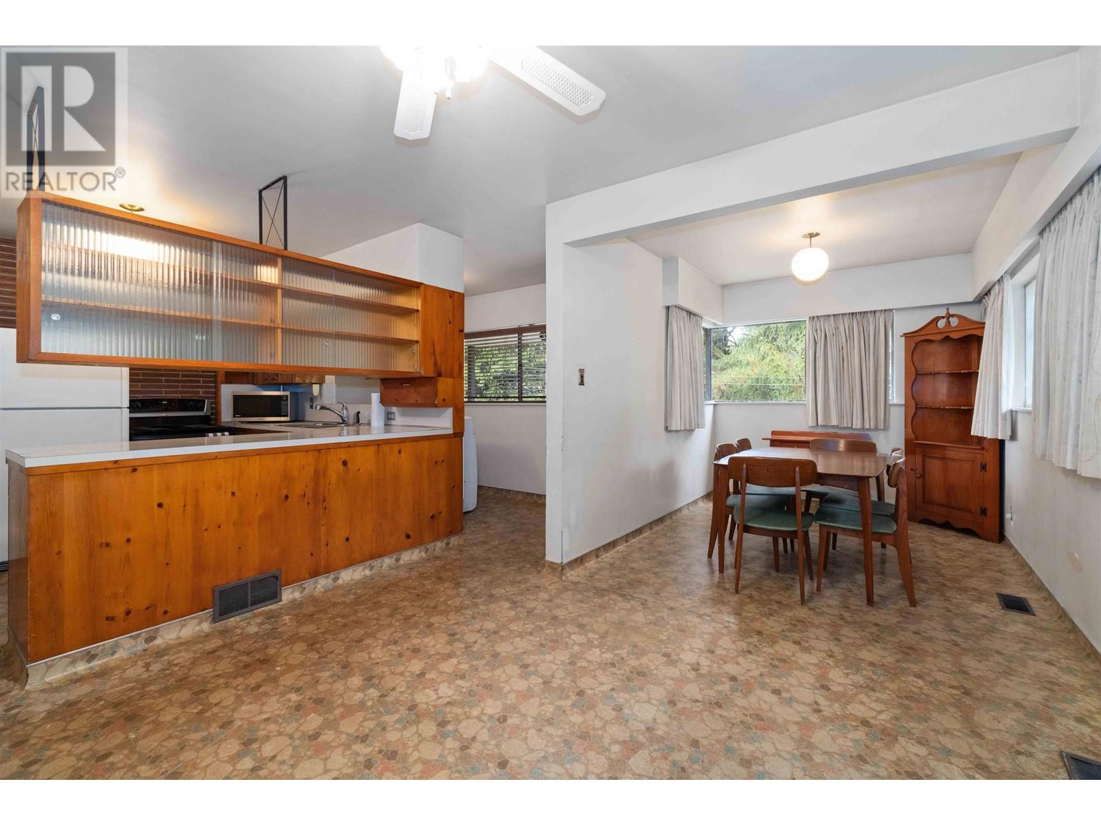 901 Como Lake Avenue, Coquitlam, British Columbia  V3J 3N2 - Photo 9 - R2945611