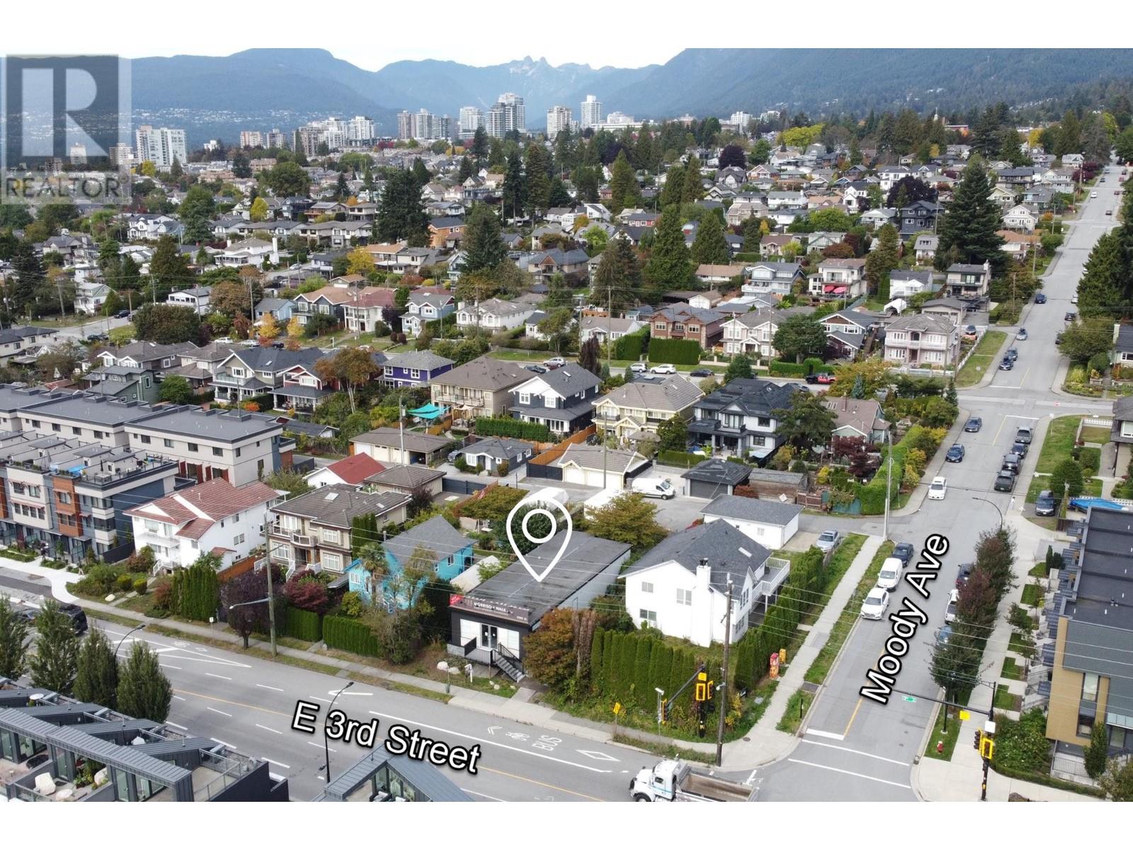658 E 3rd Street, North Vancouver, British Columbia  V7L 1G7 - Photo 1 - C8064105