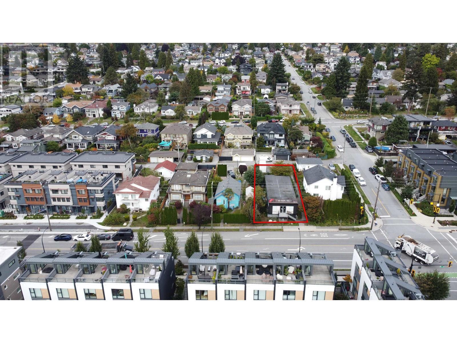 658 E 3rd Street, North Vancouver, British Columbia  V7L 1G7 - Photo 2 - C8064105