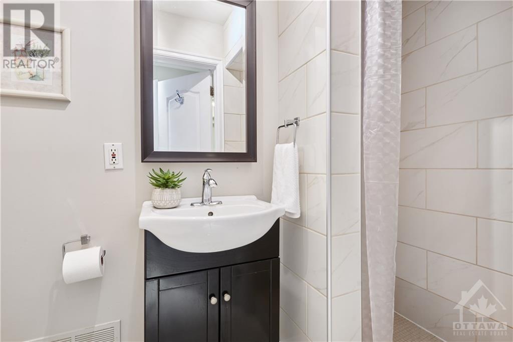 19 Farnham CrescentOttawa, Ontario  K1K 0E9 - Photo 14 - X10433670