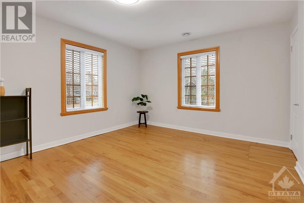 19 Farnham CrescentOttawa, Ontario  K1K 0E9 - Photo 18 - X10433670