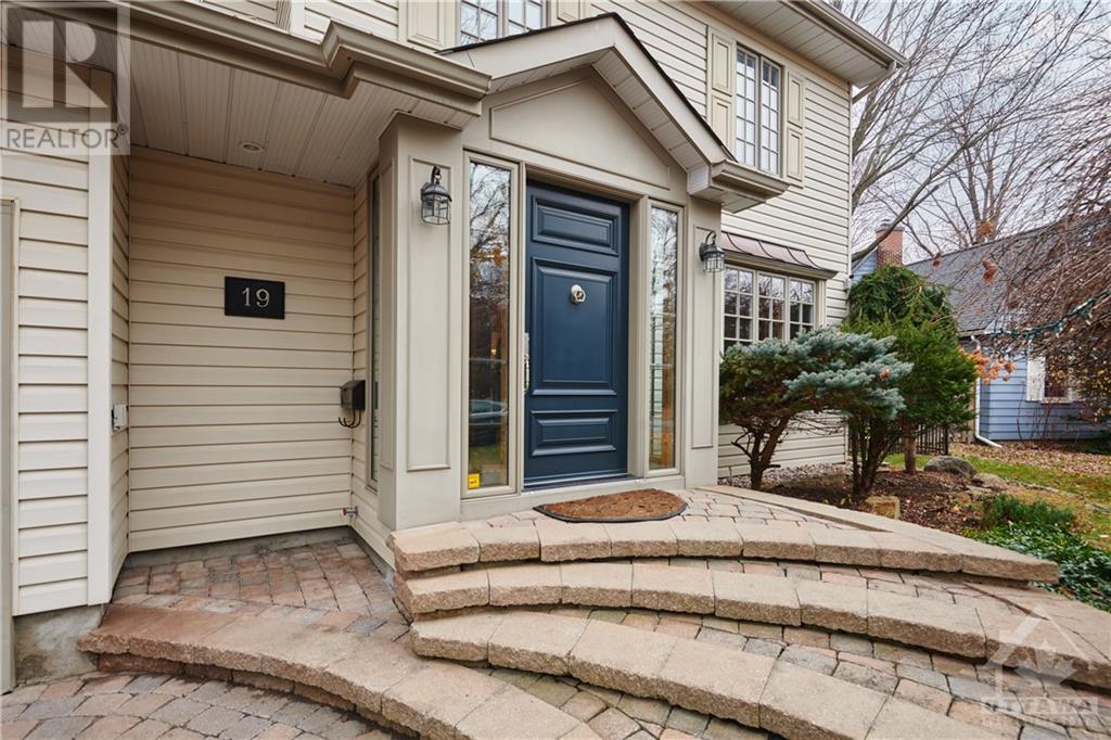 19 Farnham CrescentOttawa, Ontario  K1K 0E9 - Photo 2 - X10433670