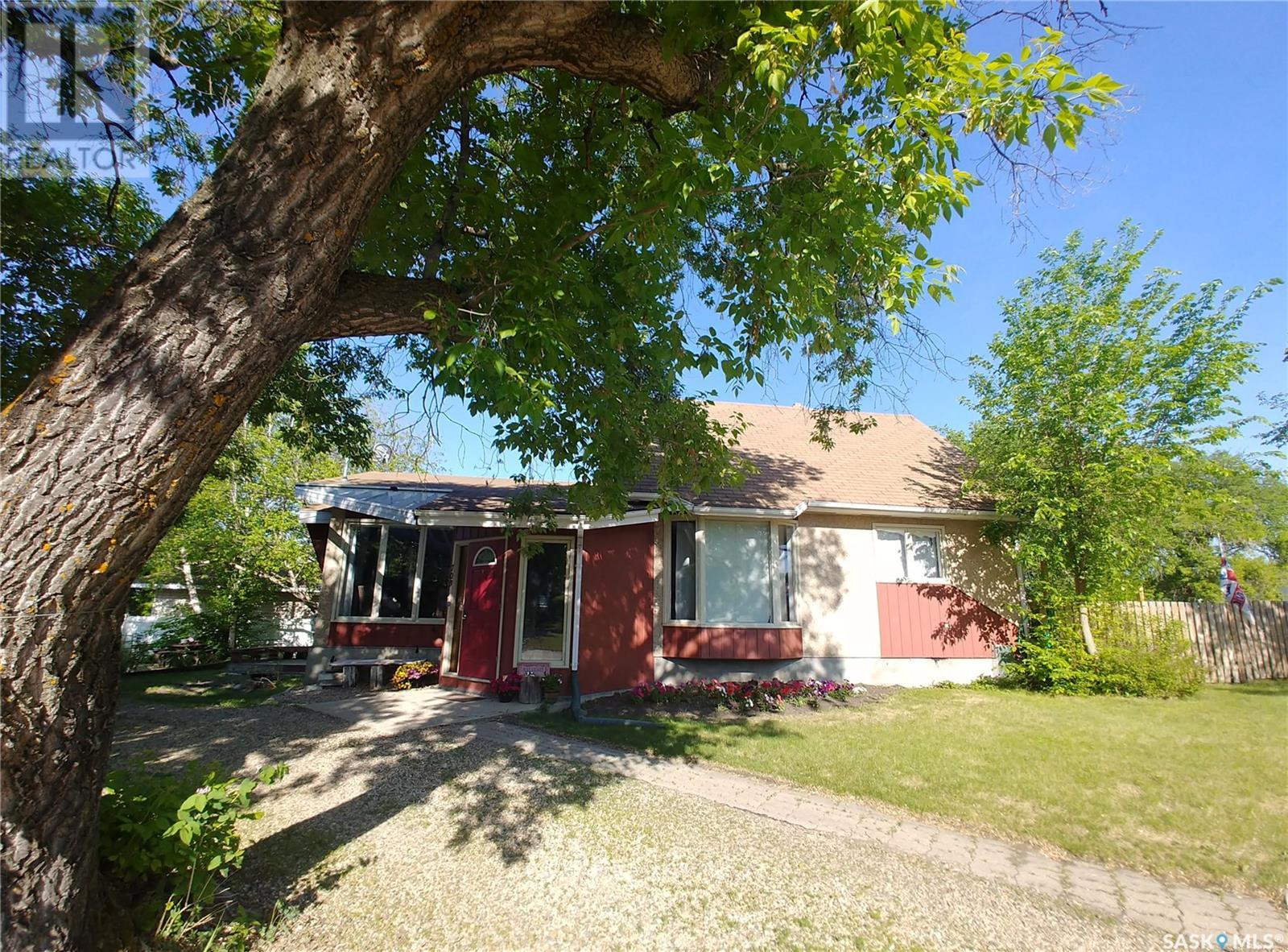 703 Central Avenue, Kamsack, Saskatchewan  S0A 1S0 - Photo 1 - SK988582