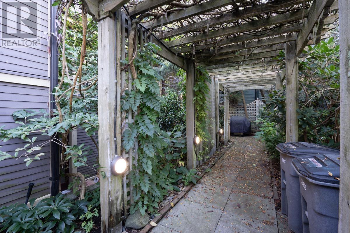 Listing Picture 18 of 19 : 1117 PENDRELL STREET, Vancouver / 溫哥華 - 魯藝地產 Yvonne Lu Group - MLS Medallion Club Member