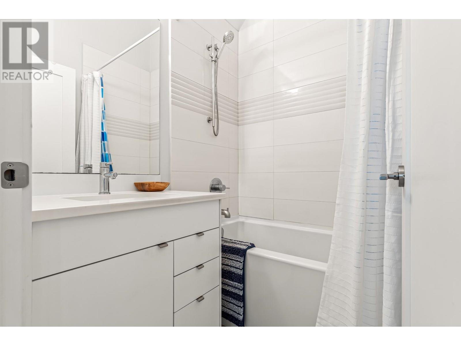 Listing Picture 24 of 36 : 437 VERNON DRIVE, Vancouver / 溫哥華 - 魯藝地產 Yvonne Lu Group - MLS Medallion Club Member