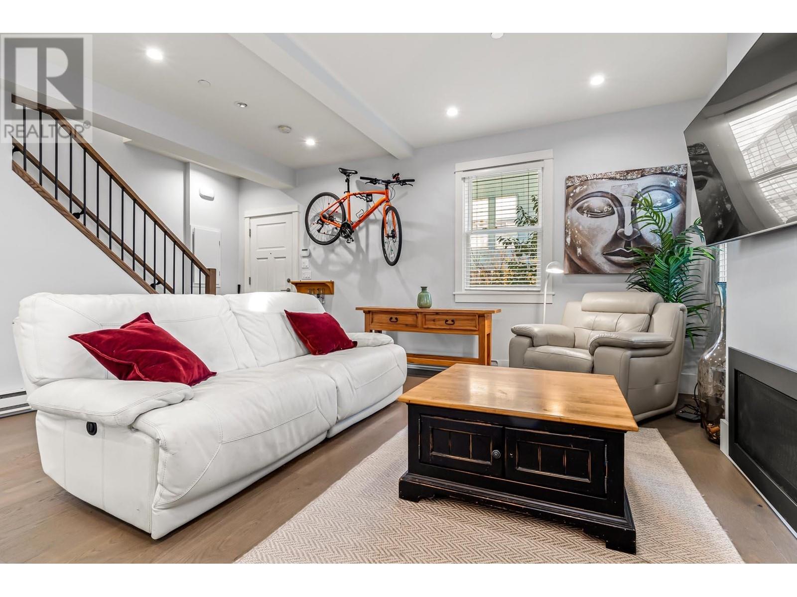 Listing Picture 8 of 36 : 437 VERNON DRIVE, Vancouver / 溫哥華 - 魯藝地產 Yvonne Lu Group - MLS Medallion Club Member