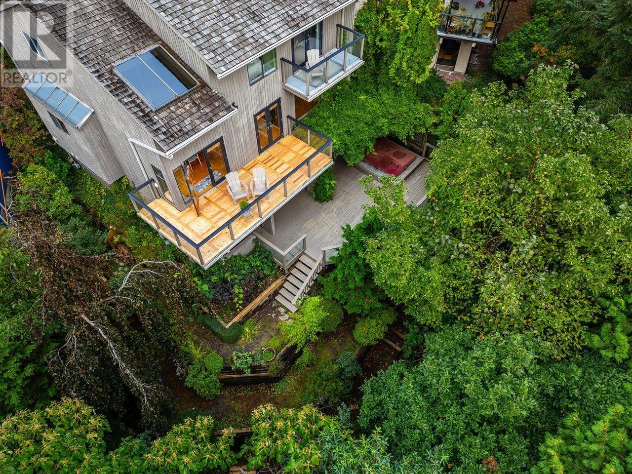 5615 Eagle Court, North Vancouver, British Columbia  V7R 4V4 - Photo 2 - R2933171
