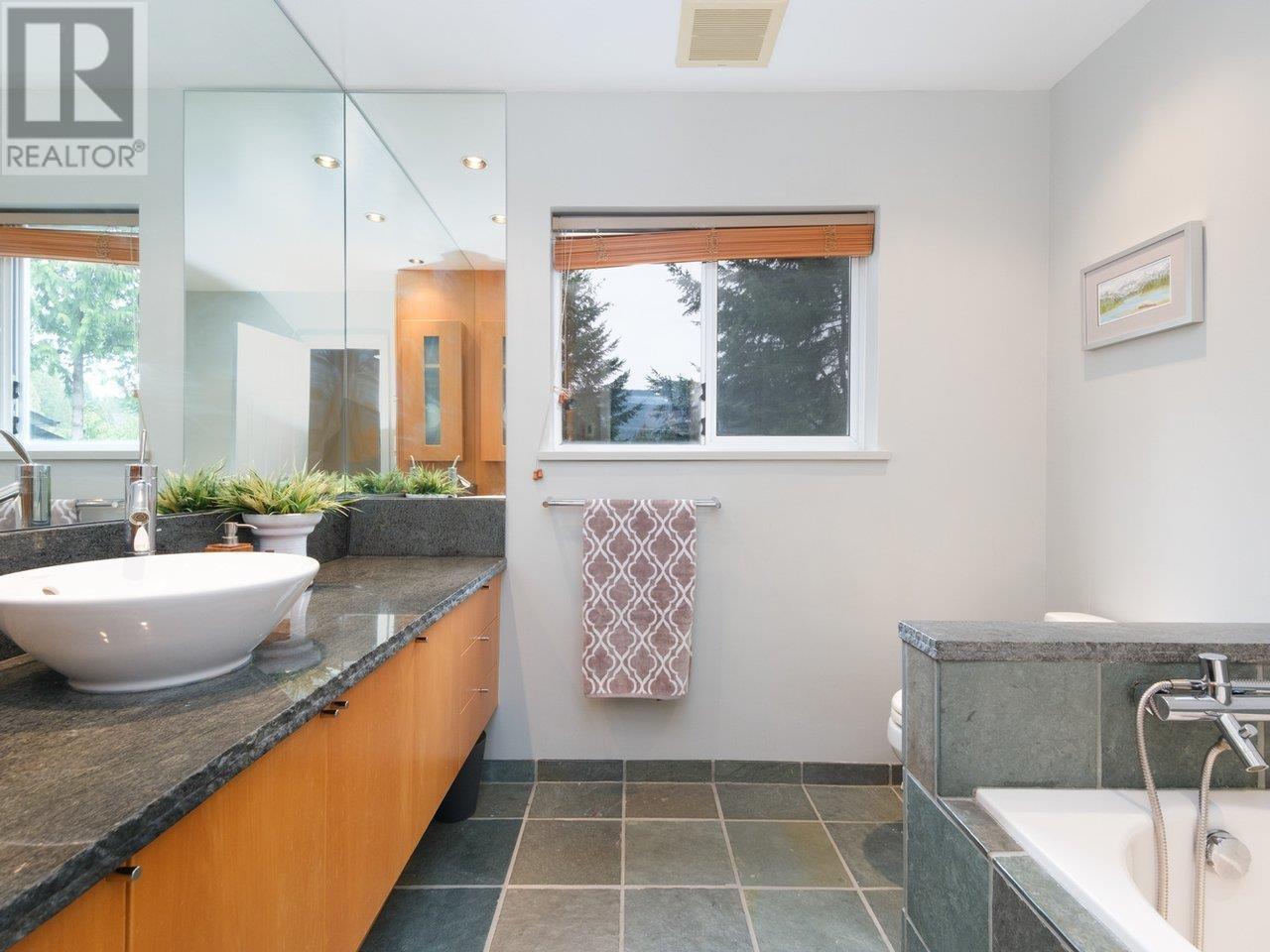5615 Eagle Court, North Vancouver, British Columbia  V7R 4V4 - Photo 31 - R2933171