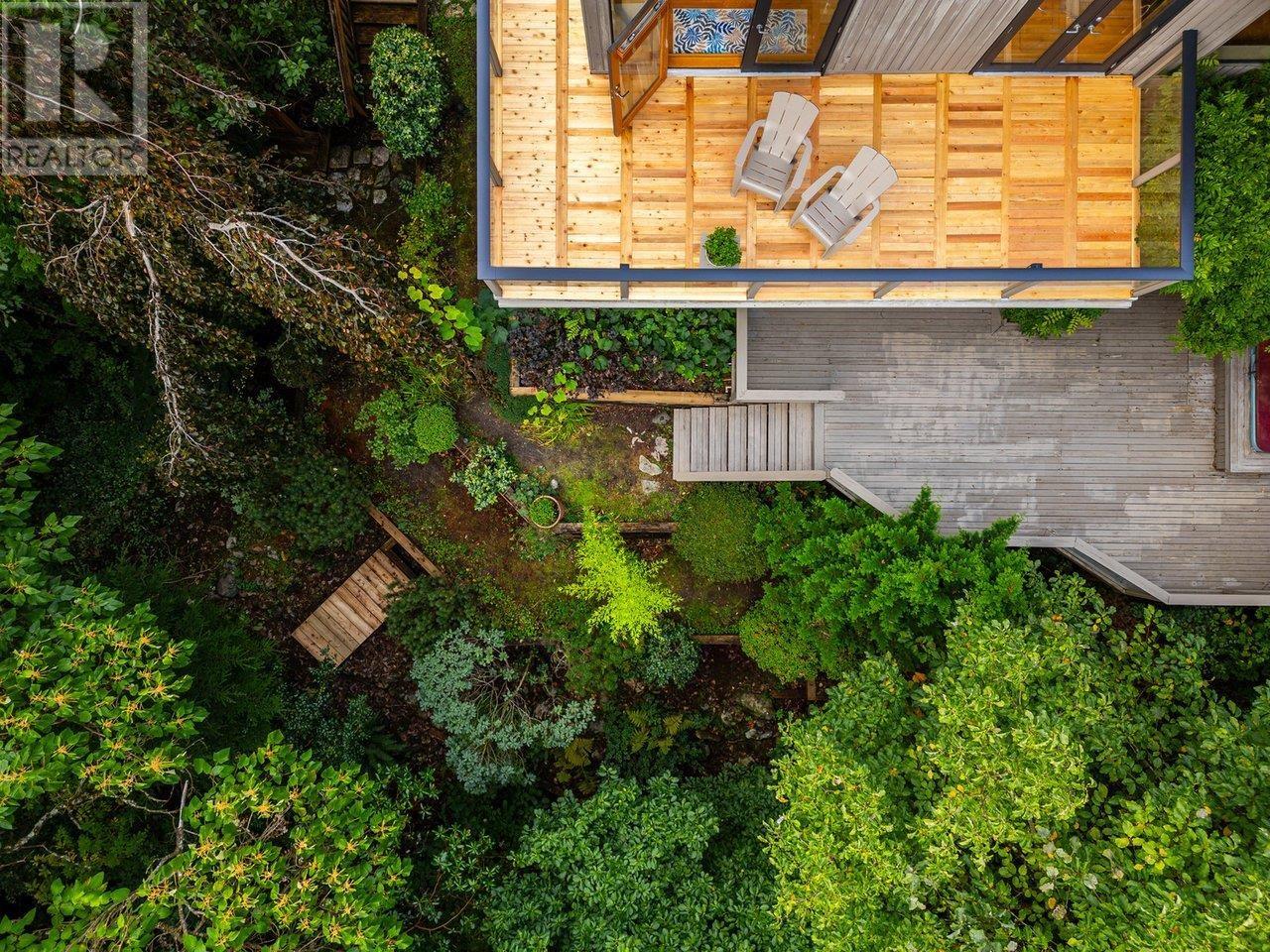 5615 Eagle Court, North Vancouver, British Columbia  V7R 4V4 - Photo 3 - R2933171