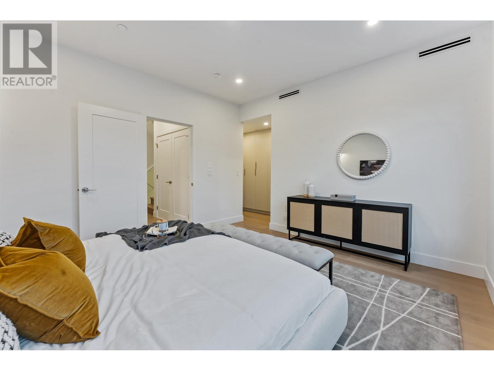 Listing Picture 15 of 37 : 1 2241 E 8TH AVENUE, Vancouver / 溫哥華 - 魯藝地產 Yvonne Lu Group - MLS Medallion Club Member