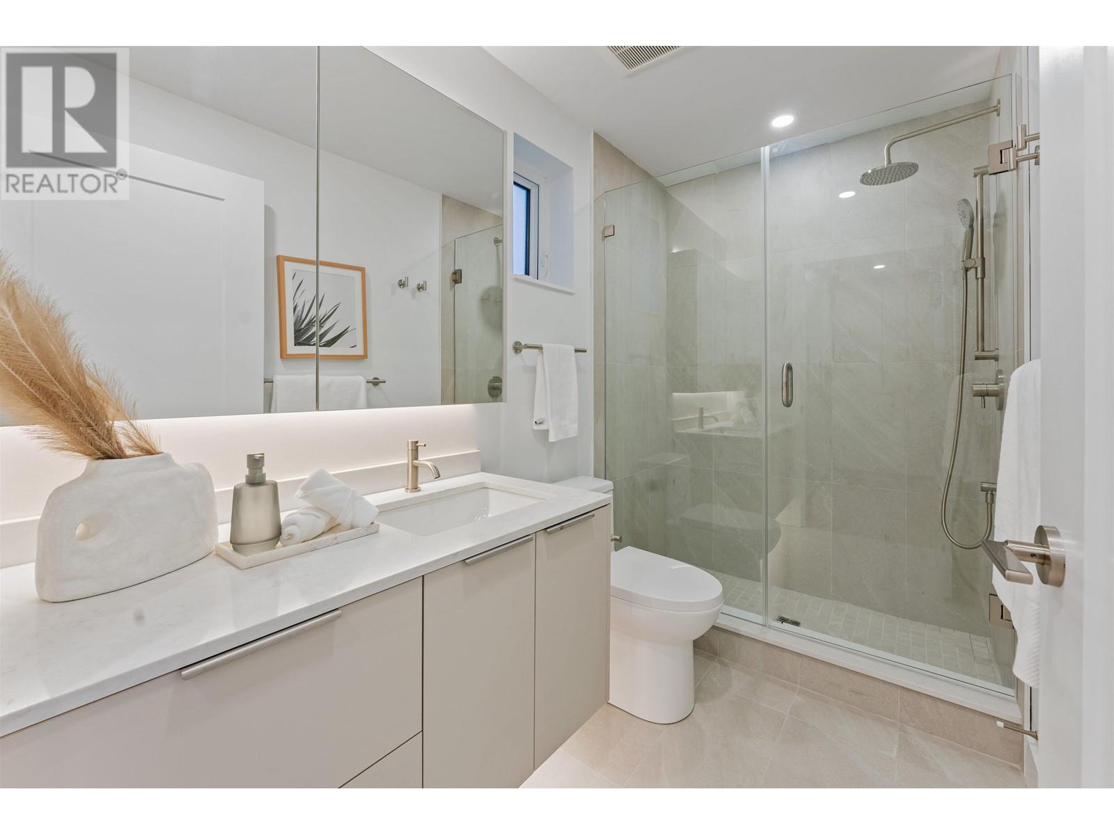 Listing Picture 17 of 37 : 1 2241 E 8TH AVENUE, Vancouver / 溫哥華 - 魯藝地產 Yvonne Lu Group - MLS Medallion Club Member